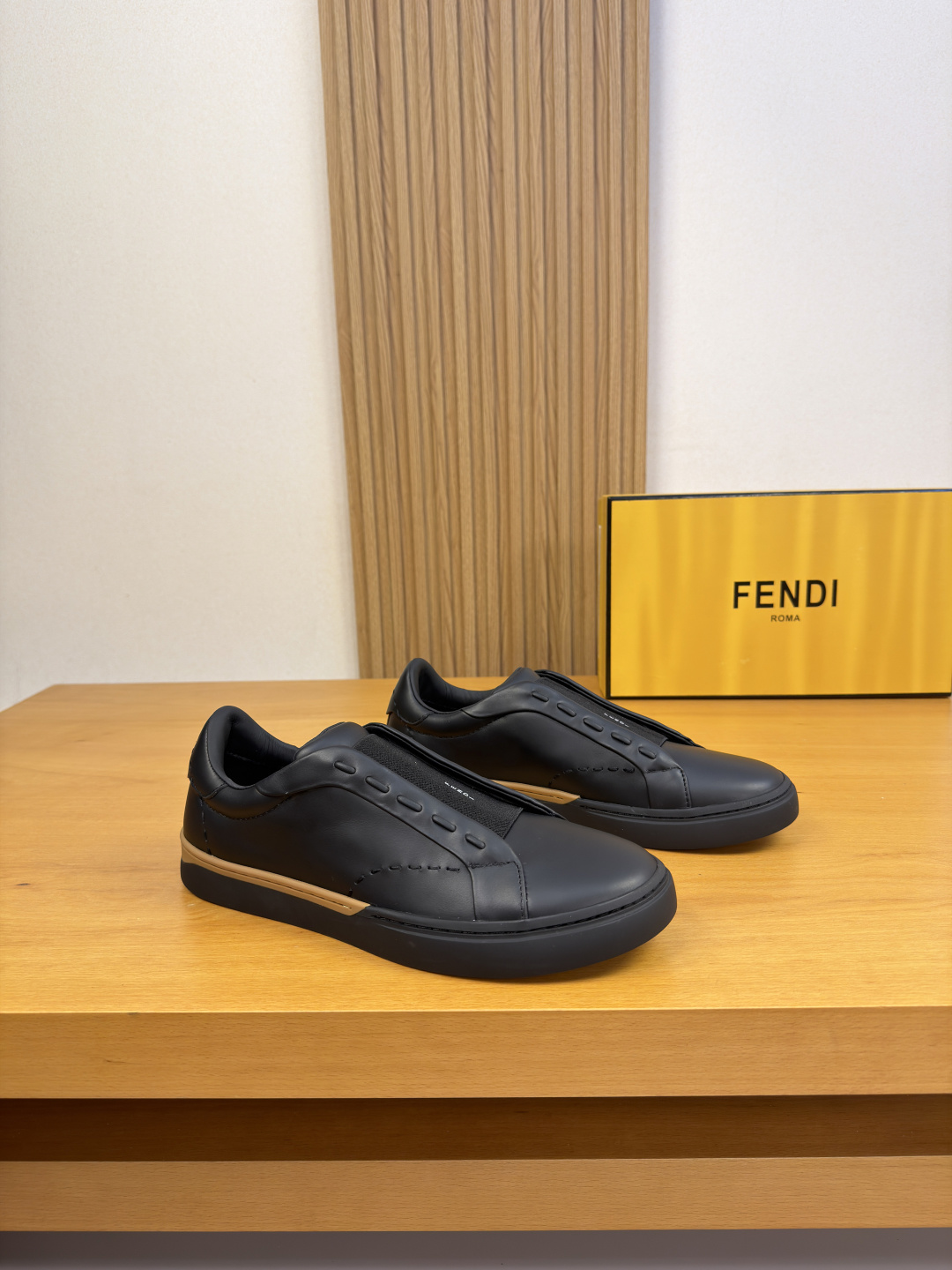 NO:888701,[Fendi] Fendi - high-end quality original casual sports sneakers - original nappa calfskin upper, shoe body, hand-stitched mark thread, brand logo elastic band - water-dyed cowhide inside - ultra-light TPR rubber outsole; two-color molded outsole - ultra-high quality control, fine workmanship (high-end, luxury, grade) -Size  39-44 (38,45, can be customized)·0126,,fendi,fendi,cowhide19860909【Fendi】芬迪 -高端品质 原单·休闲运动板鞋 -鞋面原版纳帕小牛皮、鞋身.手工串缝马克线、品牌logo松紧带 -内里水染牛皮 -大底超轻TPR·橡胶；双色成型大底 -超高品控·做工精细凸显(高端·贵气·档次) -Size 39-44（38,45,可订做)·0126,,fendi,fendi,cowhide,Men's shoes