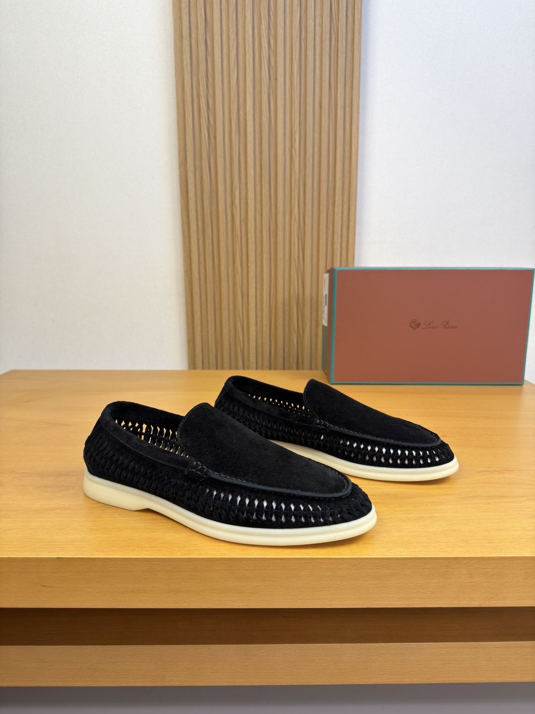 NO:888709,[Loro piana] LP Nuoyou Piana - High-end quality original single slip-on casual sports shoes - Original high mercerized suede sheepskin leather on the upper, shoe leather. Sewn mark thread on the outside, shoe body. Hand-stitched genuine leather strips, air-pressured brand logo on the heel - Water-dyed cowhide inside  39-44 (38, 45, 46, can be customized),,loro piana,loro piana,sneakers,cowhide,sheep19860909【Loro piana】LP诺悠翩雅  -高端品质 原单·休闲运动鞋一脚蹬 -鞋面原版高丝光反绒羊京皮、鞋丹.外合车缝马克线、鞋身.手工串缝真皮皮条、后跟空压品牌logo -内里水染牛皮 -大底超轻TPR橡胶；成型大底 -超高品控·做工精细凸显(高端·贵气·档次) -Size 39-44（38,45,46,可订做),,loro piana,loro piana,sneakers,cowhide,sheep,Men's shoes