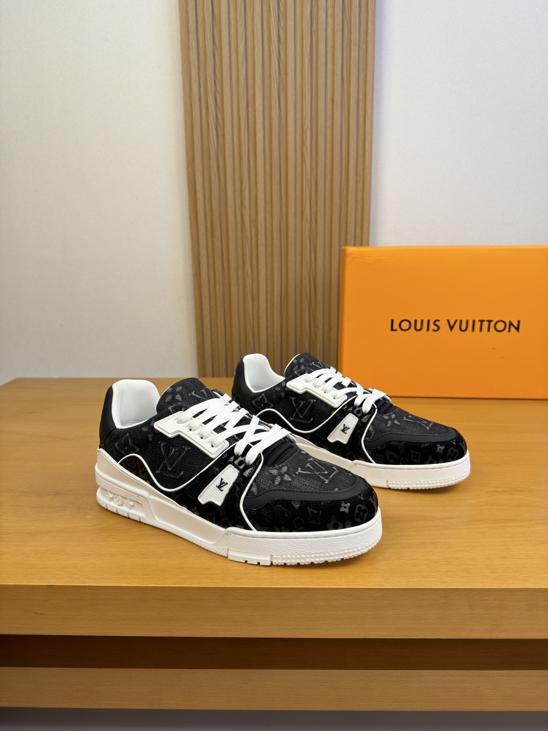NO:888971,[Louis Vuitton] Louis Vuitton - high-end quality original casual sports shoes - upper original nappa calfskin, suede calfskin transfer brand totem, brand totem canvas, tongue, shoe body, sewn brand plastic module, heel; silk screen high frequency brand totem - lining brand canvas - outsole ultra-light original TPR rubber; molded outsole - ultra-high quality control, fine workmanship highlighted (high-end, luxury, grade) -Size  39-44 (38,45, can be customized)·L0111,,louis vuitton,louis vuitton,sneakers,cowhide19860909【Louis Vuitton】路易威登 -高端品质 原单·休闲运动鞋 -鞋面原版纳帕小牛皮、反绒小牛皮转印品牌图腾、品牌图腾帆布、鞋舌.鞋身.车缝品牌塑胶模块、后跟；丝印高周波品牌图腾 -内里品牌帆布 -大底超轻原版TPR·橡胶；成型大底 -超高品控·做工精细凸显(高端·贵气·档次) -Size 39-44（38,45,可订做)·L0111,,louis vuitton,louis vuitton,sneakers,cowhide,Men's shoes