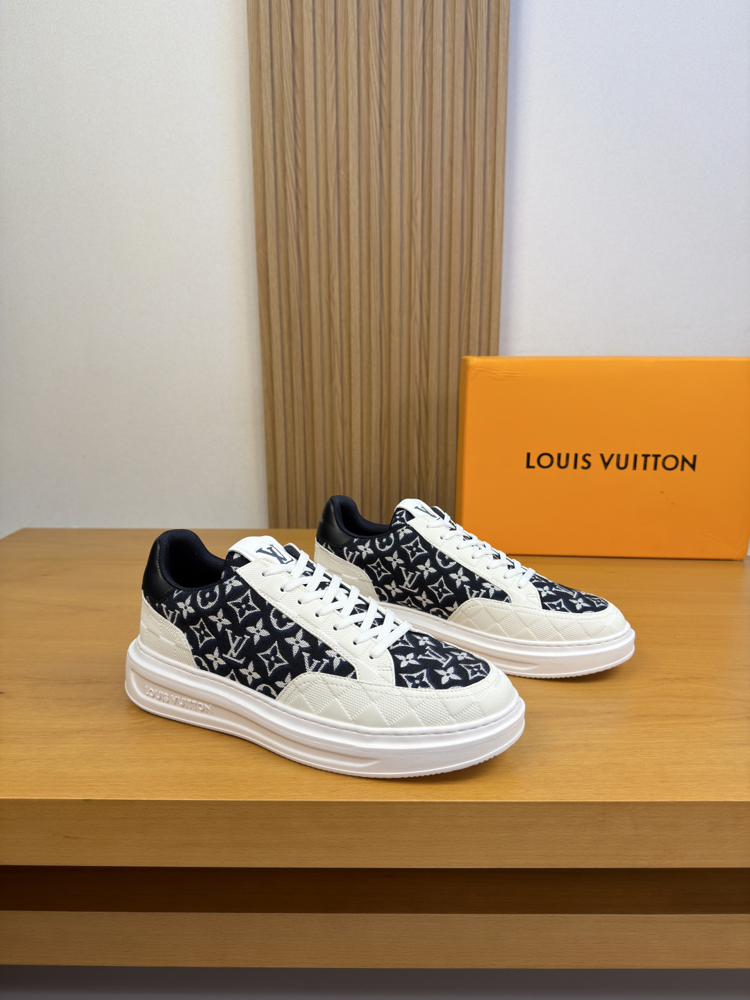 NO:888978,[Louis Vuitton] Louis Vuitton - High-end quality original order·Casual sports shoes -Nappa calfskin upper. Air-pressured brand totem, brand totem canvas cloth, tongue. Heel. Silk screen high frequency brand logo -Inner brand canvas -Outsole ultra-light TPU foam; Molded outsole -Ultra-high quality control·Fine workmanship highlights (high-end·luxury·grade) -Size  38-44 (45, can be customized)·L0117,,louis vuitton,louis vuitton,sneakers,cowhide19860909【Louis Vuitton】路易威登 -高端品质 原单·休闲运动鞋 -鞋面纳帕小牛皮.空压品牌图腾、品牌图腾帆布布匹、鞋舌.后跟.丝印高周波品牌logo -内里品牌帆布 -大底超轻TPU发泡; 成型大底 -超高品控·做工精细凸显(高端·贵气·档次) -Size 38-44（45,可订做)·L0117,,louis vuitton,louis vuitton,sneakers,cowhide,Men's shoes