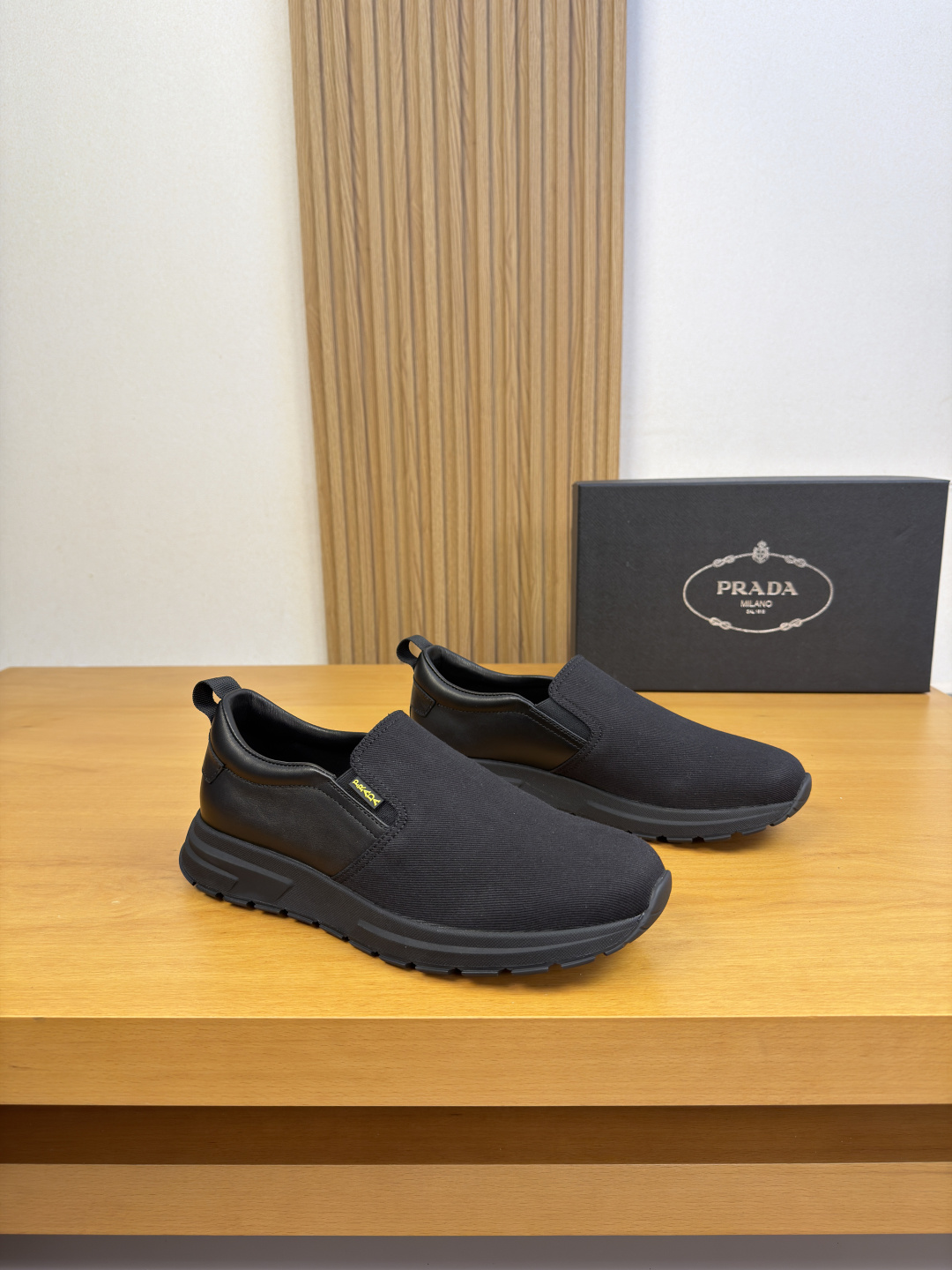 NO:888996,[PRADA] Prada - high-end quality original slip-on casual slip-on sports shoes - imported nappa calfskin upper, brand canvas, tongue, sewn brand logo cloth label, heel. Brand webbing - lining water-dyed cowhide - outsole ultra-light TPU foam rubber; two-color molded outsole - ultra-high quality control, fine workmanship highlighted (high-end, luxury, grade) -Size  38-44 (45, 46, can be customized)·PRD0157,,prada,prada,sneakers,cowhide19860909【 PRADA】普拉达 -高端品质 原单·休闲一脚蹬套脚运动鞋 -鞋面进口纳帕小牛皮、品牌帆布、鞋舌.车缝品牌logo布标、后跟.品牌织带 -内里水染牛皮 -大底超轻TPU发泡·橡胶; 双色成型大底 -超高品控·做工精细凸显(高端·贵气·档次) -Size 38-44（45,46,可订做)·PRD0157,,prada,prada,sneakers,cowhide,Men's shoes