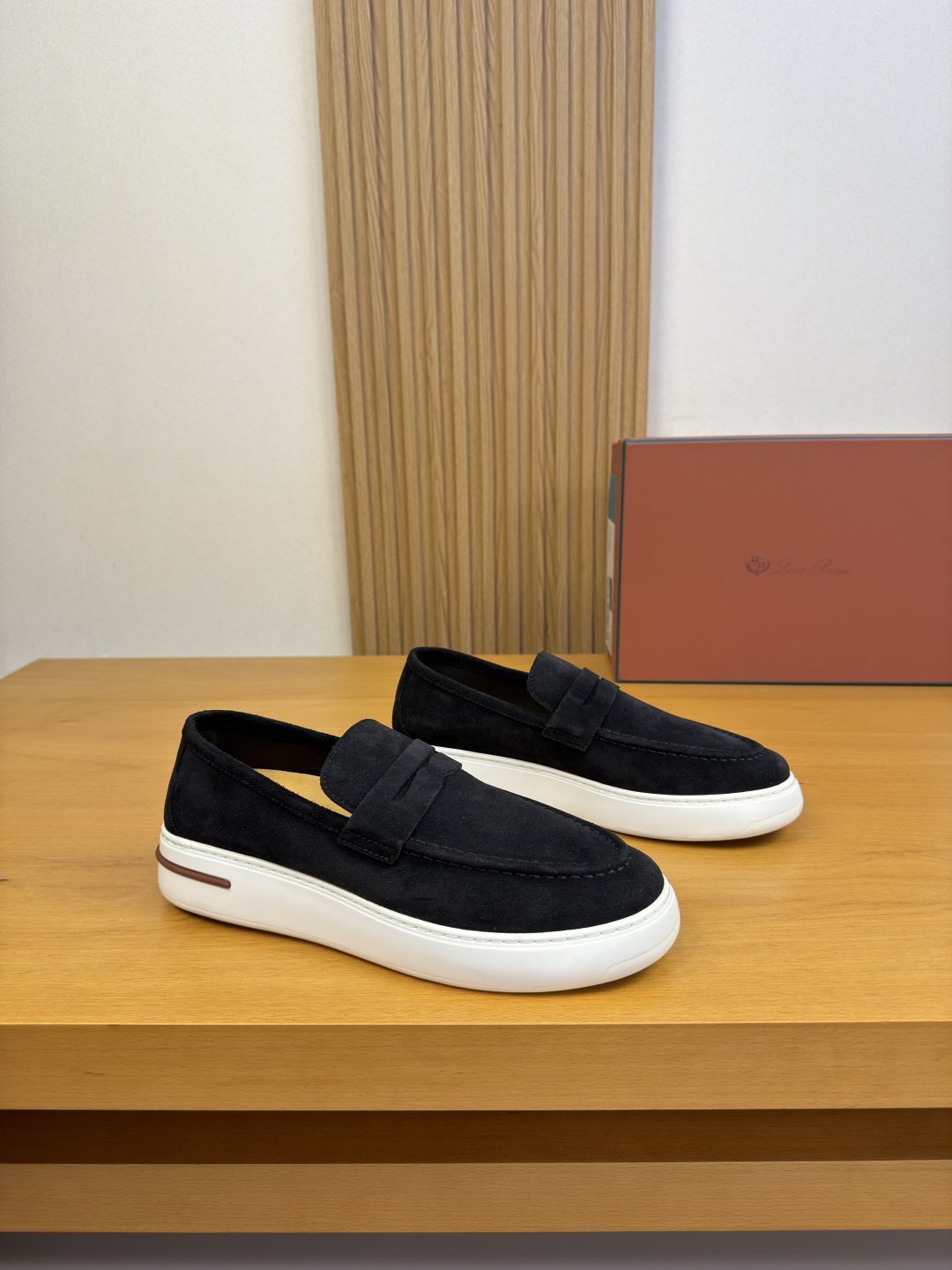 NO:897857,[Loro piana] Loro Piana LP - High-end quality original casual sports shoes - Original suede calfskin upper, shoe leather. Stitched stitching, brand cross-arm decoration, heel. Silk-printed brand logo - Water-dyed cowhide inside - Outsole ultra-light TPU foam rubber; two-color molded outsole - Ultra-high quality control, fine workmanship highlighted (high-end, luxury, grade) -Size  39-44 (38, 45, 46, can be customized)·L,,loro piana,loro piana,sneakers,cowhide19860909【Loro piana】诺悠翩雅LP  -高端品质 原单·休闲运动鞋 -鞋面原版反绒小牛皮、鞋丹.起股车缝线、品牌横担装饰、后跟.丝印品牌Logo -内里水染牛皮 -大底超轻TPU发泡·橡胶；双色成型大底 -超高品控·做工精细凸显(高端·贵气·档次) -Size 39-44（38,45,46,可订做)·L,,loro piana,loro piana,sneakers,cowhide,Men's shoes