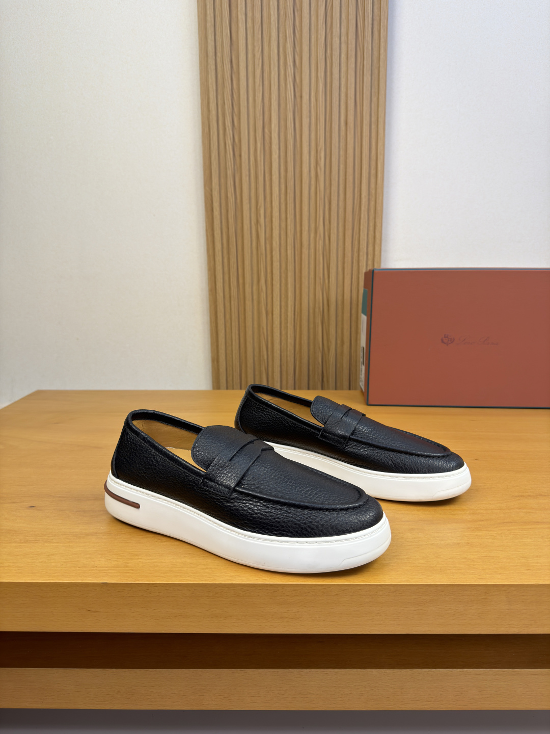 NO:897859,[Loro piana] Loro Piana LP - High-end quality original casual sports shoes - Original pebbled calfskin upper, shoe leather. Stitched stitching, brand cross-arm decoration, heel. Silk screen brand logo - Water-dyed cowhide inside - Outsole ultra-light TPU foam rubber; two-color molded outsole - Ultra-high quality control, fine workmanship highlighted (high-end, luxury, grade) -Size  39-44 (38, 45, 46, can be customized)·L,,loro piana,loro piana,sneakers,cowhide19860909【Loro piana】诺悠翩雅LP  -高端品质 原单·休闲运动鞋 -鞋面原版荔纹小牛皮、鞋丹.起股车缝线、品牌横担装饰、后跟.丝印品牌Logo -内里水染牛皮 -大底超轻TPU发泡·橡胶；双色成型大底 -超高品控·做工精细凸显(高端·贵气·档次) -Size 39-44（38,45,46,可订做)·L,,loro piana,loro piana,sneakers,cowhide,Men's shoes