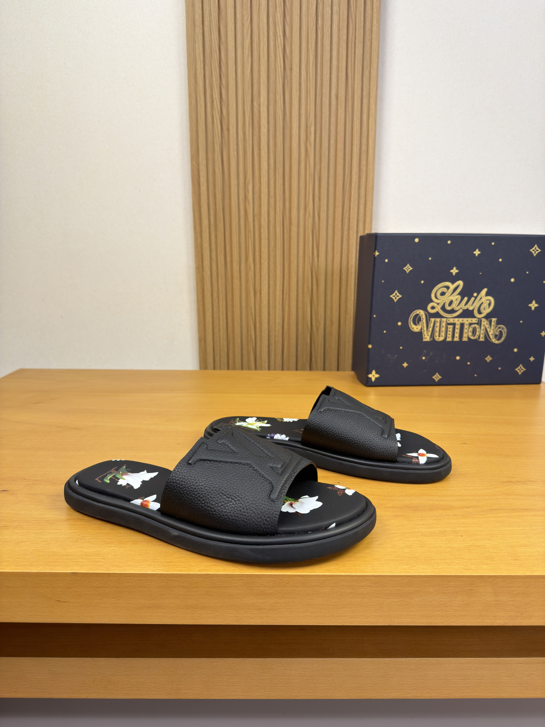NO:897867,[Louis Vuitton] Louis Vuitton - High-end quality original single slippers - Imported pebbled calfskin upper, sewn brand totem. High-frequency stitching process, 5D color printing process on the feet - Water-dyed cowhide inside - Ultra-light TPU foam genuine leather outsole with water table and rubber; combined molded outsole - Ultra-high quality control, fine workmanship highlighted (high-end, luxury, grade) -Size  39-44 (38.45, 46, can be customized)·0199,,louis vuitton,louis vuitton,slippers,cowhide19860909【Louis Vuitton】路易威登 -高端品质 原单·休闲凉拖鞋 -鞋面进口荔纹小牛皮、车缝品牌图腾.高周波起股工艺、垫脚5D彩印工艺 -内里水染牛皮 -大底超轻TPU发泡真皮包水台·橡胶；组合成型大底 -超高品控·做工精细凸显(高端·贵气·档次) -Size 39-44（38.45, 46,可订做)·0199,,louis vuitton,louis vuitton,slippers,cowhide,Men's shoes