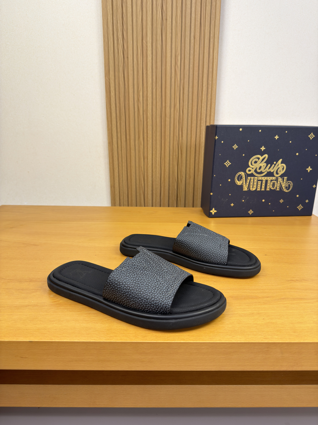 NO:897869,[Louis Vuitton] Louis Vuitton - High-end quality original single casual sandals - Imported two-color pebbled calfskin upper, sewn brand totem. High-frequency stranding process - Water-dyed cowhide inside - Outsole ultra-light TPU foam genuine leather covered with water platform and rubber; combined molded outsole - Ultra-high quality control, fine workmanship highlighted (high-end, luxury, grade) -Size 39-44 (38.45,  46,can be customized)·0199,,louis vuitton,louis vuitton,slippers,cowhide19860909【Louis Vuitton】路易威登 -高端品质 原单·休闲凉拖鞋 -鞋面进口双色荔纹小牛皮、车缝品牌图腾.高周波起股工艺 -内里水染牛皮 -大底超轻TPU发泡真皮包水台·橡胶；组合成型大底 -超高品控·做工精细凸显(高端·贵气·档次) -Size 39-44（38.45, 46,可订做)·0199,,louis vuitton,louis vuitton,slippers,cowhide,Men's shoes