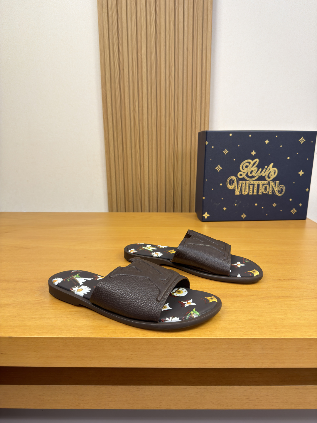 NO:897871,[Louis Vuitton] Louis Vuitton - High-end quality original slippers - Casual sandals - Imported stone-patterned calfskin on the upper, sewn brand totem. High-frequency piling process, 5D color printing process on the feet - Water-dyed cowhide on the inside - Ultra-light TPU foam genuine leather outsole with water table and rubber; combined molded outsole - Ultra-high quality control, fine workmanship highlighted (high-end, luxury, grade) -Size 39-44 (38.45,  46,can be customized)·0199,,louis vuitton,louis vuitton,slippers,cowhide19860909【Louis Vuitton】路易威登 -高端品质 原单·休闲凉拖鞋 -鞋面进口石头纹小牛皮、车缝品牌图腾.高周波起股工艺、垫脚5D彩印工艺 -内里水染牛皮 -大底超轻TPU发泡真皮包水台·橡胶；组合成型大底 -超高品控·做工精细凸显(高端·贵气·档次) -Size 39-44（38.45, 46,可订做)·0199,,louis vuitton,louis vuitton,slippers,cowhide,Men's shoes