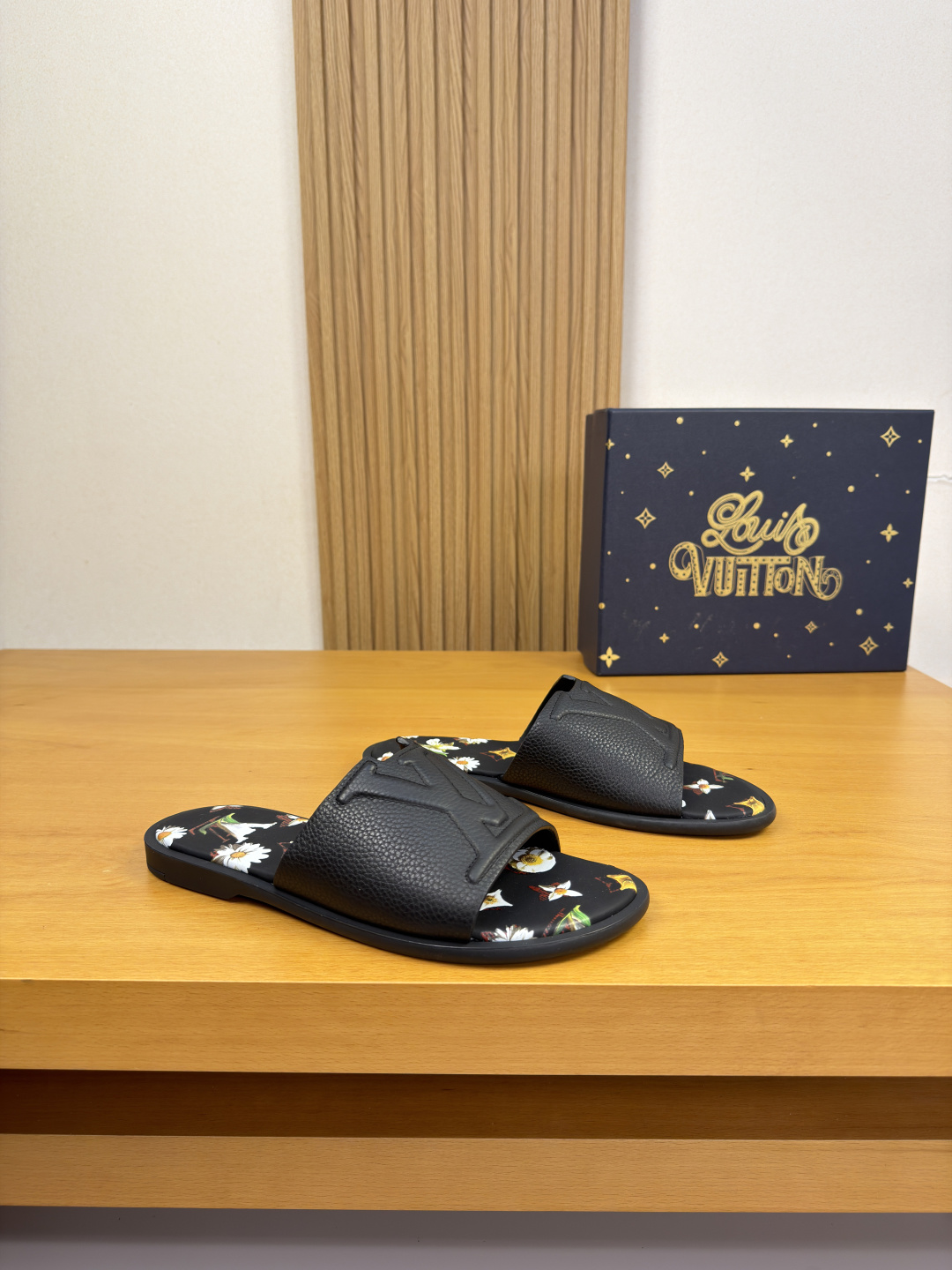 NO:897872,[Louis Vuitton] Louis Vuitton - High-end quality original single slippers - Imported pebbled calfskin upper, sewn brand totem. High-frequency stitching process, 5D color printing process on the feet - Water-dyed cowhide inside - Ultra-light TPU foam genuine leather outsole with water table and rubber; combined molded outsole - Ultra-high quality control, fine workmanship highlighted (high-end, luxury, grade) -Size  39-44 (38.45, 46, can be customized)·0199,,louis vuitton,louis vuitton,slippers,cowhide19860909【Louis Vuitton】路易威登 -高端品质 原单·休闲凉拖鞋 -鞋面进口荔纹小牛皮、车缝品牌图腾.高周波起股工艺、垫脚5D彩印工艺 -内里水染牛皮 -大底超轻TPU发泡真皮包水台·橡胶；组合成型大底 -超高品控·做工精细凸显(高端·贵气·档次) -Size 39-44（38.45, 46,可订做)·0199,,louis vuitton,louis vuitton,slippers,cowhide,Men's shoes