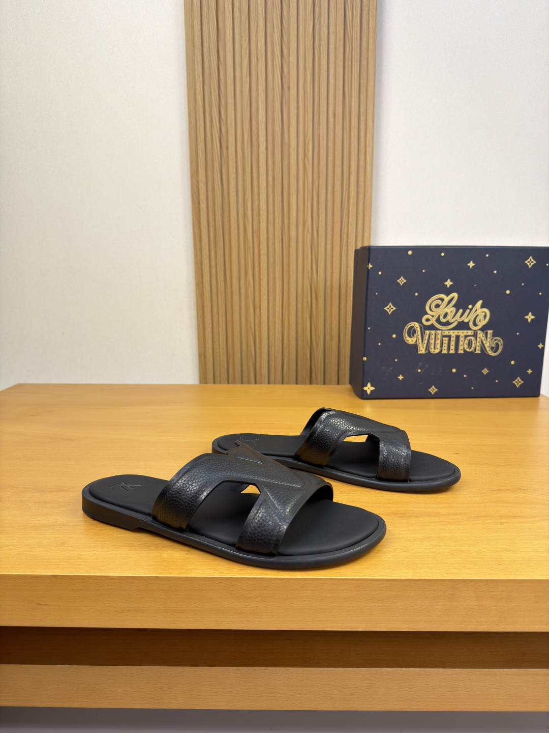 NO:897985,【Louis Vuitton】Louis Vuitton - High-end quality original order·Casual sandals -Upper imported pebbled calfskin, air-pressure high-frequency brand totem -Water-dyed cowhide inside -Outsole ultra-light TPU foam genuine leather with water table and rubber; combined molded outsole -Ultra-high quality control, fine workmanship highlighted (high-end, luxury, grade) -Size 39-44 (38.45,  46,47,48,can be customized)·0199,,louis vuitton,louis vuitton,slippers,cowhide19860909【Louis Vuitton】路易威登 -高端品质 原单·休闲凉拖鞋 -鞋面进口荔纹小牛皮、空压高周波品牌图腾 -内里水染牛皮 -大底超轻TPU发泡真皮包水台·橡胶；组合成型大底 -超高品控·做工精细凸显(高端·贵气·档次) -Size 39-44（38.45, 46,47,48,可订做)·0199,,louis vuitton,louis vuitton,slippers,cowhide,Men's shoes