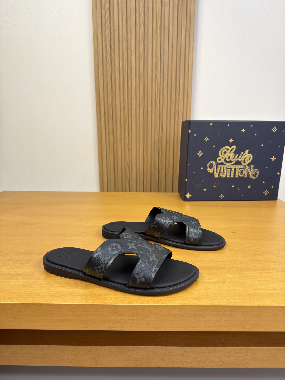 NO:897952,[Louis Vuitton] Louis Vuitton - High-end quality original single casual sandals - Upper imported brand totem PVC leather, air pressure high frequency brand totem - Water-dyed cowhide inside - Outsole ultra-light TPU foam genuine leather package water table rubber; combined molded outsole - Ultra-high quality control, fine workmanship highlighted (high-end, luxury, grade) -Size 39-44 (38.45,  46,47,48,can be customized)·0199,,louis vuitton,louis vuitton,slippers,cowhide19860909【Louis Vuitton】路易威登 -高端品质 原单·休闲凉拖鞋 -鞋面进口品牌图腾PVC皮料、空压高周波品牌图腾 -内里水染牛皮 -大底超轻TPU发泡真皮包水台·橡胶；组合成型大底 -超高品控·做工精细凸显(高端·贵气·档次) -Size 39-44（38.45, 46,47,48,可订做)·0199,,louis vuitton,louis vuitton,slippers,cowhide,Men's shoes