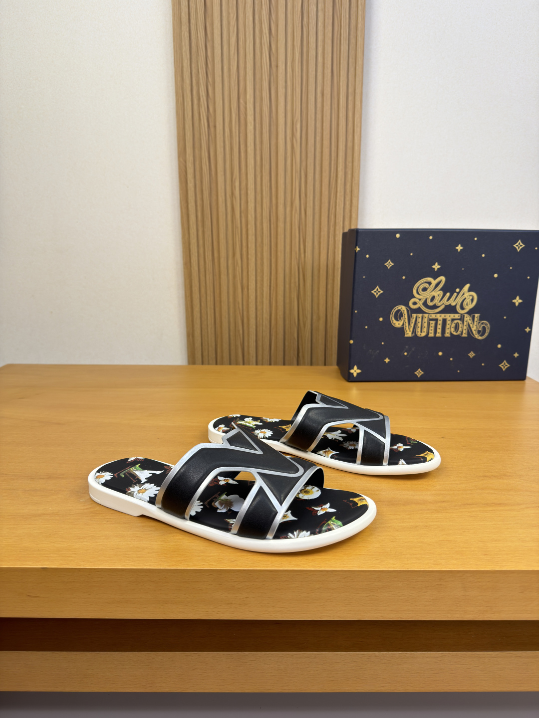 NO:897958,[Louis Vuitton] Louis Vuitton - High-end quality original single casual sandals - Upper imported Nappa calfskin forged brand totem, air pressure high frequency brand totem, foot pads. 5D color printed brand totem - Water-dyed cowhide inside - Outsole ultra-light TPU foam genuine leather package water table rubber; combined molded outsole - Ultra-high quality control, fine workmanship highlights (high-end, luxury, grade) -Size  39-44 (38.45, 46,47,48, can be customized)·0199,,louis vuitton,louis vuitton,slippers,cowhide19860909【Louis Vuitton】路易威登 -高端品质 原单·休闲凉拖鞋 -鞋面进口纳帕小牛皮锻造品牌图腾、空压高周波品牌图腾、垫脚.5D彩印品牌图腾 -内里水染牛皮 -大底超轻TPU发泡真皮包水台·橡胶；组合成型大底 -超高品控·做工精细凸显(高端·贵气·档次) -Size 39-44（38.45, 46,47,48,可订做)·0199,,louis vuitton,louis vuitton,slippers,cowhide,Men's shoes