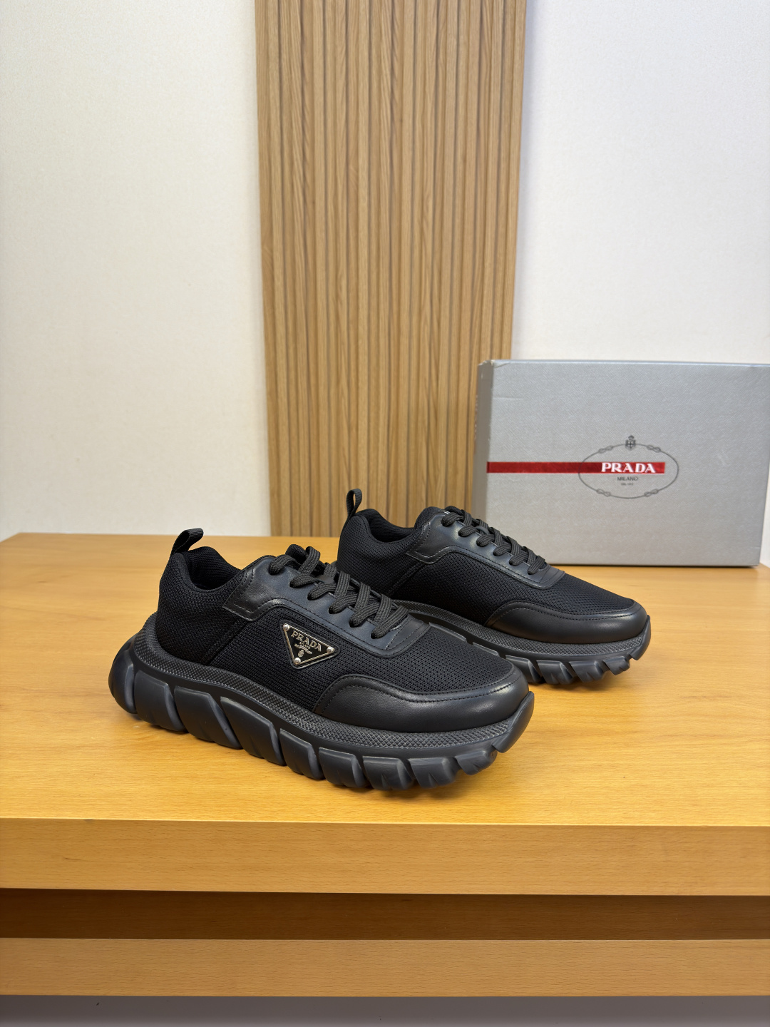 NO:897961,[PRADA] Prada - High-end quality original casual sports shoes - Nappa calfskin upper, brand high-mercerized canvas, shoe body. Sewing brand logo metal fasteners, tongue. Air-pressure Gaozhou wave brand logo - Brand canvas lining, feet; water-dyed cowhide - Outsole ultra-light TPU foam; molded outsole - Ultra-high quality control, fine workmanship highlighted (high-end, luxury, grade) -Size  39-44 (38,45, can be customized)·PRD0231,,prada,prada,sneakers,cowhide19860909【PRADA】普拉达 -高端品质 原单·休闲运动鞋 -鞋面纳帕小牛皮、品牌高丝高丝光帆布、鞋身.车缝品牌logo金属扣件、鞋舌.空压高州波品牌logo -内里品牌帆布,垫脚；水染牛皮 -大底超轻TPU发泡；成型大底 -超高品控·做工精细凸显(高端·贵气·档次) -Size 39-44（38,45,可订做)·PRD0231,,prada,prada,sneakers,cowhide,Men's shoes