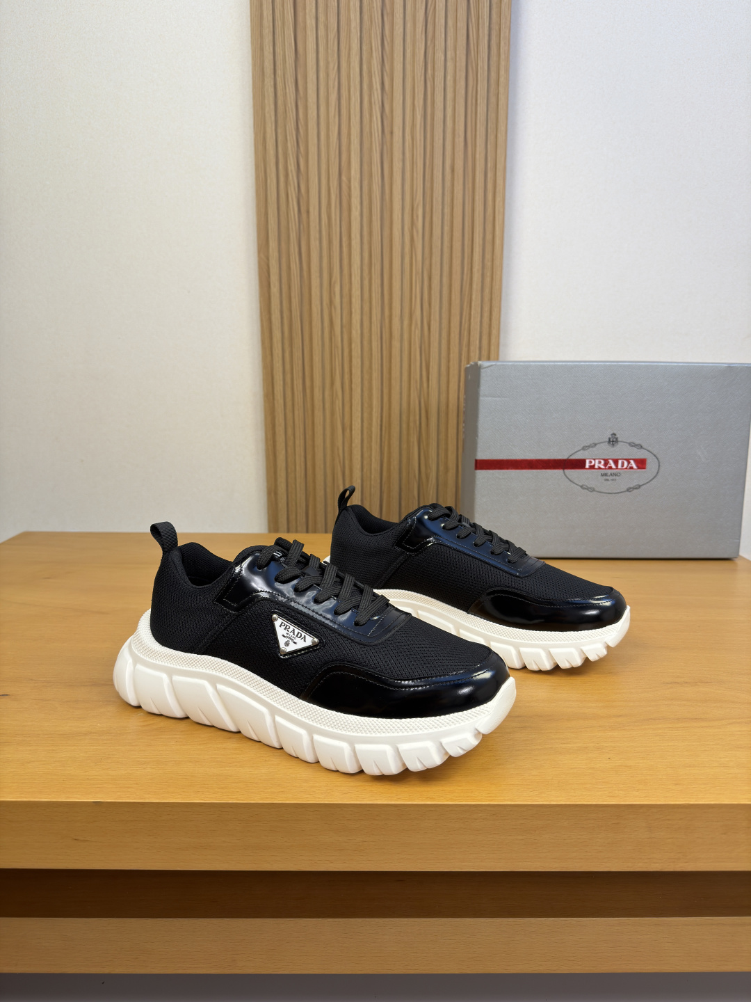 NO:897964,[PRADA] Prada - high-end quality original casual sports shoes - open edge beaded calfskin upper, brand high-silk high-mercerized canvas, shoe body. Sewing brand logo metal fasteners, tongue. Air-pressure Gaozhou wave brand logo - brand canvas lining, foot pads; water-dyed cowhide - outsole ultra-light TPU foam; molded outsole - ultra-high quality control, fine workmanship highlighted (high-end, luxury, grade) -Size  39-44 (38,45, can be customized)·PRD0231,,prada,prada,sneakers,cowhide19860909【PRADA】普拉达 -高端品质 原单·休闲运动鞋 -鞋面开边珠小牛皮、品牌高丝高丝光帆布、鞋身.车缝品牌logo金属扣件、鞋舌.空压高州波品牌logo -内里品牌帆布,垫脚；水染牛皮 -大底超轻TPU发泡；成型大底 -超高品控·做工精细凸显(高端·贵气·档次) -Size 39-44（38,45,可订做)·PRD0231,,prada,prada,sneakers,cowhide,Men's shoes