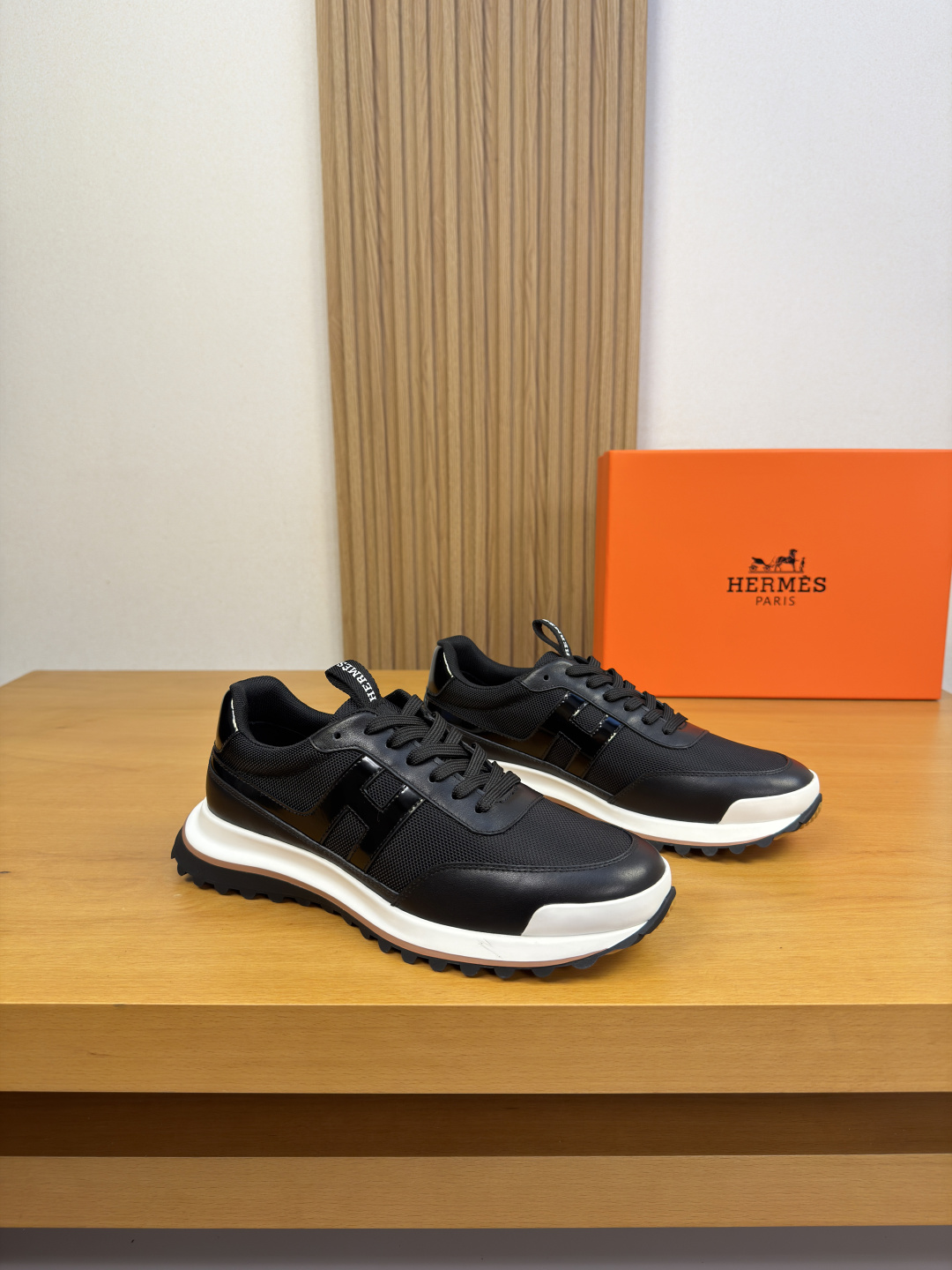 NO:897968,[HERMES] Hermès - high-end quality original casual sports shoes - upper Nappa calfskin, brand high mercerized canvas, shoe body. Sewing brand 'H' totem, tongue. Brand logo webbing - lining water-dyed cowhide - outsole ultra-light TPR rubber; two-color molded outsole - ultra-high quality control, fine workmanship highlighted (high-end, luxury, grade) -Size  39-44 (38,45, can be customized)·H0118,,hermes,hermes,sneakers,cowhide19860909【 HERMES】爱马仕 -高端品质 原单·休闲运动鞋 -鞋面纳帕小牛皮、品牌高丝光帆布、鞋身.车缝品牌‘H’图腾、鞋舌.品牌logo织带 -内里水染牛皮 -大底超轻TPR·橡胶；双色成型大底 -超高品控·做工精细凸显(高端·贵气·档次) -Size 39-44（38,45,可订做)·H0118,,hermes,hermes,sneakers,cowhide,Men's shoes