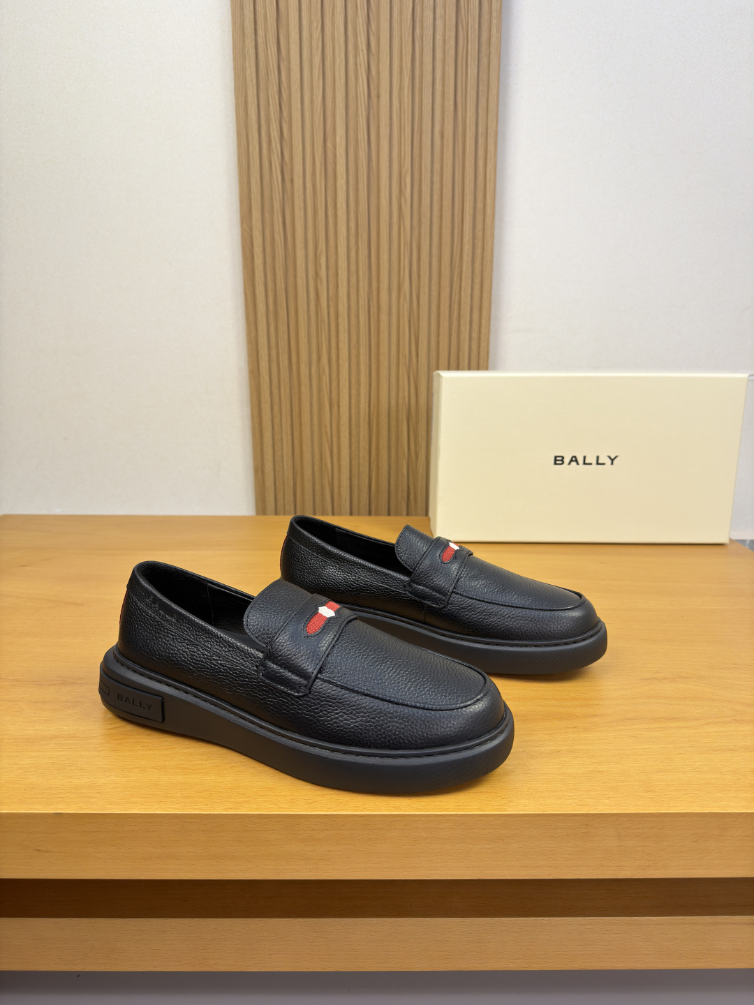 NO:898300,[BALLY] Bally - high-end quality original casual sports shoes - imported pebbled calfskin upper, shoe leather, piping technology, brand cross-arm decoration, shoe mouth, air pressure brand logo - water-dyed cowhide inside - outsole ultra-light TPU foam.  38-44 (45, can be customized)·BL0157,,bally,sneakers,cowhide19860909【 BALLY】巴利 -高端品质 原单·休闲运动鞋 -鞋面进口荔纹小牛皮、鞋丹.车滚边工艺、品牌横担装饰、鞋口.空压品牌logo -内里水染牛皮 -大底超轻TPU发泡.橡胶；组合成型大底 -超高品控·做工精细凸显(高端·贵气·档次) -Size 38-44（45,可订做)·BL0157,,bally,sneakers,cowhide,Men's shoes