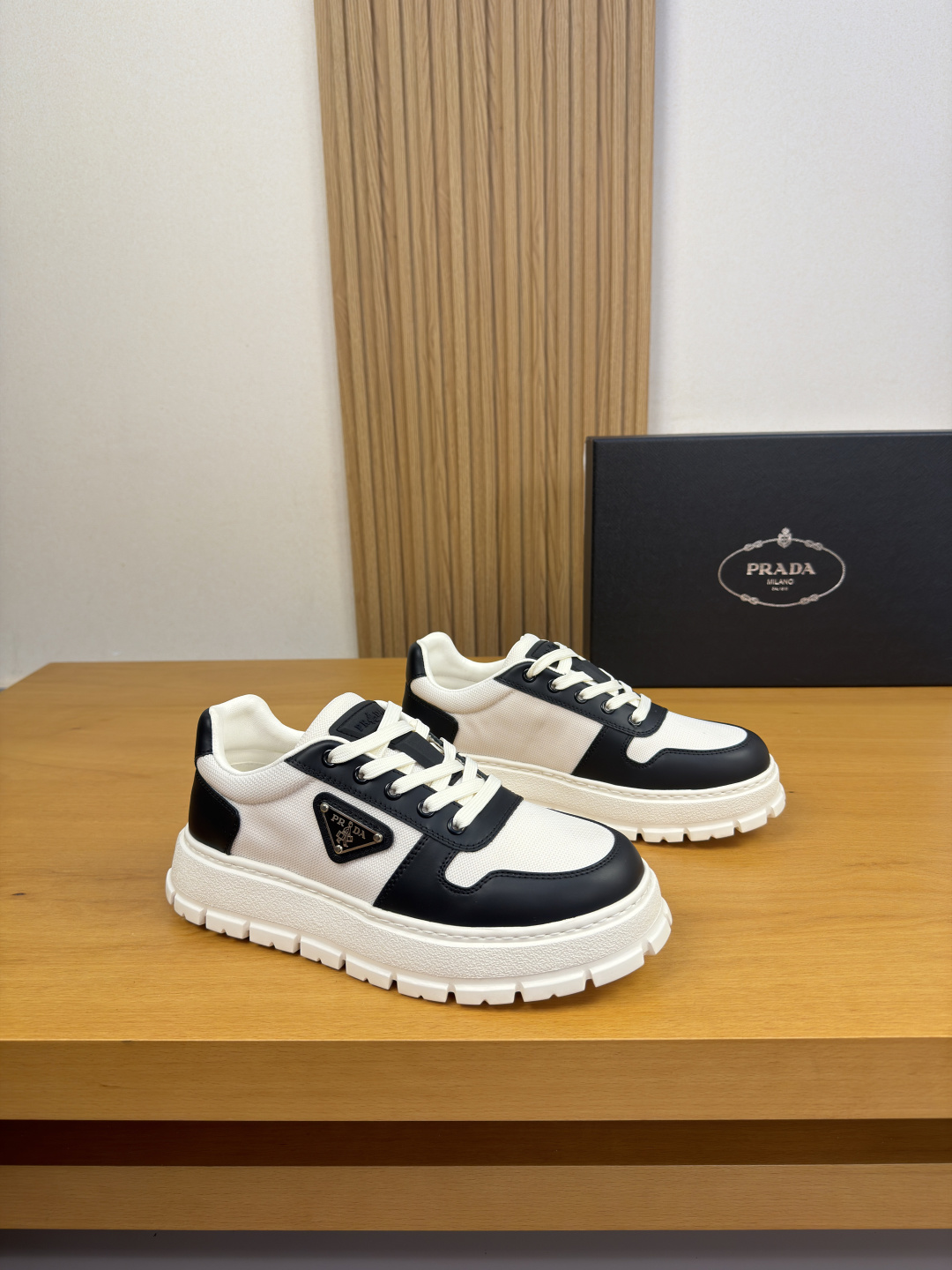 NO:897972,[PRADA] Prada - high-end quality original casual sports shoes - upper Nappa calfskin, brand high silk high mercerized canvas, shoe body. Sewing brand logo metal fasteners, tongue. Sewing brand plastic logo - Water-dyed cowhide lining - Ultra-light TPU foam outsole; molded outsole - Ultra-high quality control, fine workmanship highlighted (high-end, luxury, grade) -Size  39-44 (38,45, can be customized)·PRD0122,,prada,prada,sneakers,cowhide19860909【PRADA】普拉达 -高端品质 原单·休闲运动鞋 -鞋面纳帕小牛皮、品牌高丝高丝光帆布、鞋身.车缝品牌logo金属扣件、鞋舌.车缝品牌塑胶logo -内里水染牛皮 -大底超轻TPU发泡；成型大底 -超高品控·做工精细凸显(高端·贵气·档次) -Size 39-44（38,45,可订做)·PRD0122,,prada,prada,sneakers,cowhide,Men's shoes
