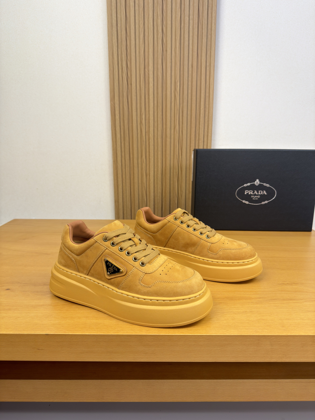 NO:897975,[PRADA] Prada - high-end quality original order casual sports shoes - upper nubuck calfskin, shoe body. Sewn brand logo metal fasteners - lining water-dyed cowhide - outsole ultra-light TPU foam; molded outsole - ultra-high quality control, fine workmanship highlighted (high-end, luxury, grade) -Size  39-44 (38,45, can be customized)·PRD0122,,prada,prada,sneakers,cowhide19860909【PRADA】普拉达 -高端品质 原单·休闲运动鞋 -鞋面磨砂小牛皮、鞋身.车缝品牌logo金属扣件 -内里水染牛皮 -大底超轻TPU发泡；成型大底 -超高品控·做工精细凸显(高端·贵气·档次) -Size 39-44（38,45,可订做)·PRD0122,,prada,prada,sneakers,cowhide,Men's shoes