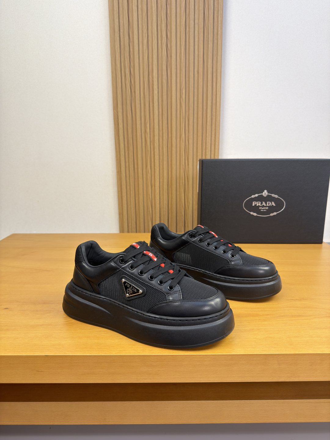 NO:897979,[PRADA] Prada - high-end quality original casual sports shoes - upper Nappa calfskin, brand high silk high mercerized canvas, shoe body. Sewing brand logo metal fasteners, tongue. Sewing brand plastic logo - Water-dyed cowhide lining - Ultra-light TPU foam outsole; molded outsole - Ultra-high quality control, fine workmanship highlighted (high-end, luxury, grade) -Size  39-44 (38,45, can be customized)·PRD0122,,prada,prada,sneakers,cowhide19860909【PRADA】普拉达 -高端品质 原单·休闲运动鞋 -鞋面纳帕小牛皮、品牌高丝高丝光帆布、鞋身.车缝品牌logo金属扣件、鞋舌.车缝品牌塑胶logo -内里水染牛皮 -大底超轻TPU发泡；成型大底 -超高品控·做工精细凸显(高端·贵气·档次) -Size 39-44（38,45,可订做)·PRD0122,,prada,prada,sneakers,cowhide,Men's shoes