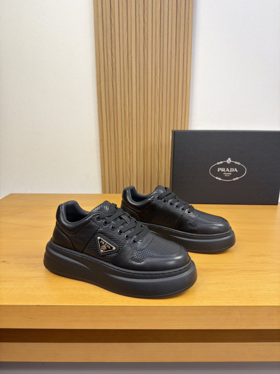 NO:897983,[PRADA] Prada - high-end quality original order casual sports shoes - upper Nappa calfskin, perforated calfskin, shoe body. Sewn brand logo metal fasteners - lining water-dyed cowhide - outsole ultra-light TPU foam; molded outsole - ultra-high quality control, fine workmanship highlighted (high-end, luxury, grade) -Size  39-44 (38,45, can be customized)·PRD0122,,prada,prada,sneakers,cowhide19860909【PRADA】普拉达 -高端品质 原单·休闲运动鞋 -鞋面纳帕小牛皮、打孔小牛皮、鞋身.车缝品牌logo金属扣件 -内里水染牛皮 -大底超轻TPU发泡；成型大底 -超高品控·做工精细凸显(高端·贵气·档次) -Size 39-44（38,45,可订做)·PRD0122,,prada,prada,sneakers,cowhide,Men's shoes