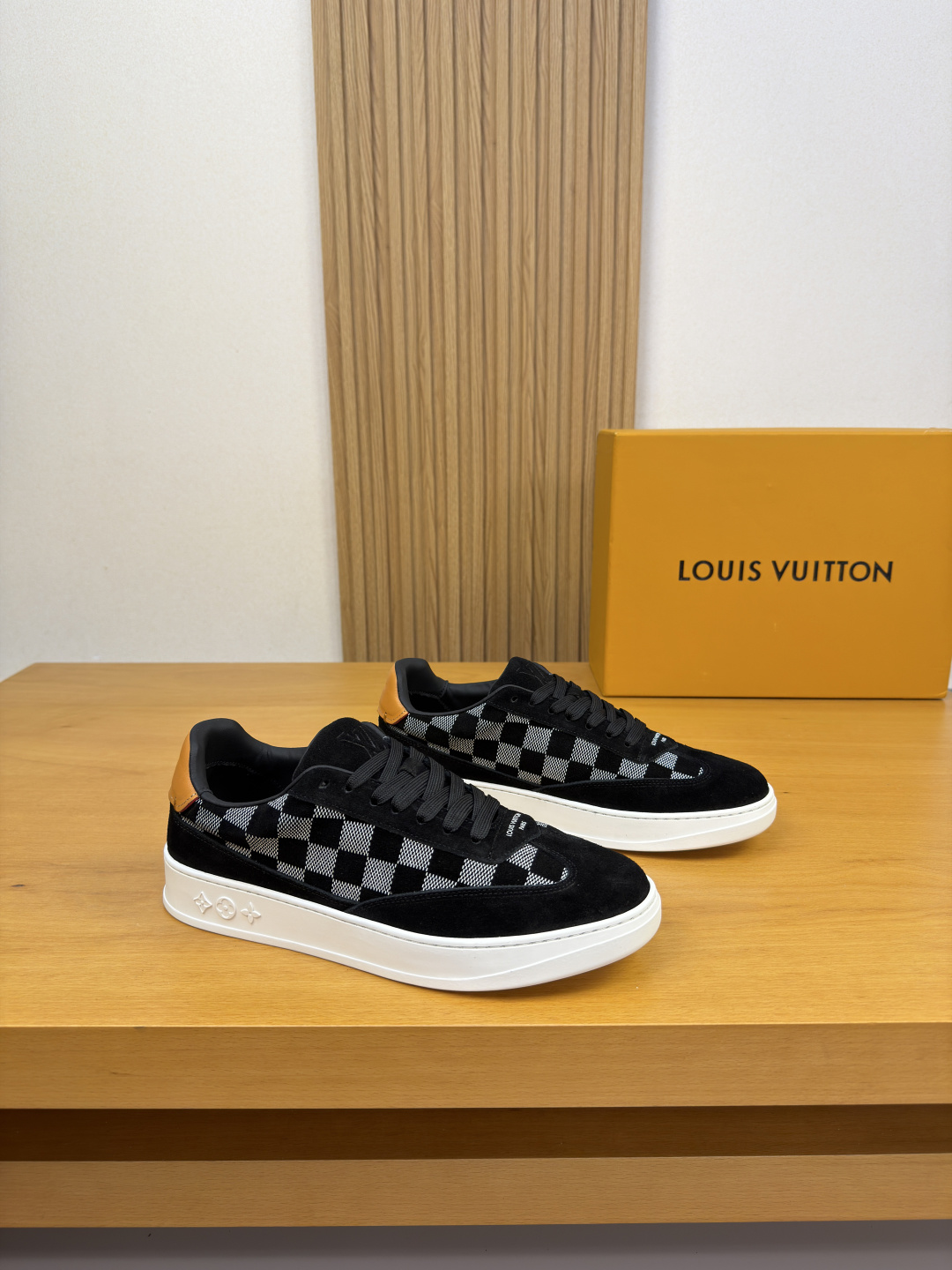 NO:898084,[Louis Vuitton] Louis Vuitton - High-end quality original order·Casual sports shoes -Upper imported nappa calfskin, suede calfskin·Color-printed brand totem, tongue, heel. Air-pressure brand LOGO -Water-dyed cowhide inside -Outsole ultra-light TPR rubber; molded outsole -Ultra-high quality control·Fine workmanship highlighted (high-end·luxury·grade) -Size  39-44 (38,45, can be customized)·L0111,,louis vuitton,louis vuitton,sneakers,cowhide19860909【Louis Vuitton】路易威登 -高端品质 原单·休闲运动鞋 -鞋面进口纳帕小牛皮、反绒小牛皮·彩印品牌图腾、鞋舌.后跟.空压品牌LOGO -内里水染牛皮 -大底超轻TPR橡胶；成型大底 -超高品控·做工精细凸显(高端·贵气·档次) -Size 39-44（38,45,可订做)·L0111,,louis vuitton,louis vuitton,sneakers,cowhide,Men's shoes