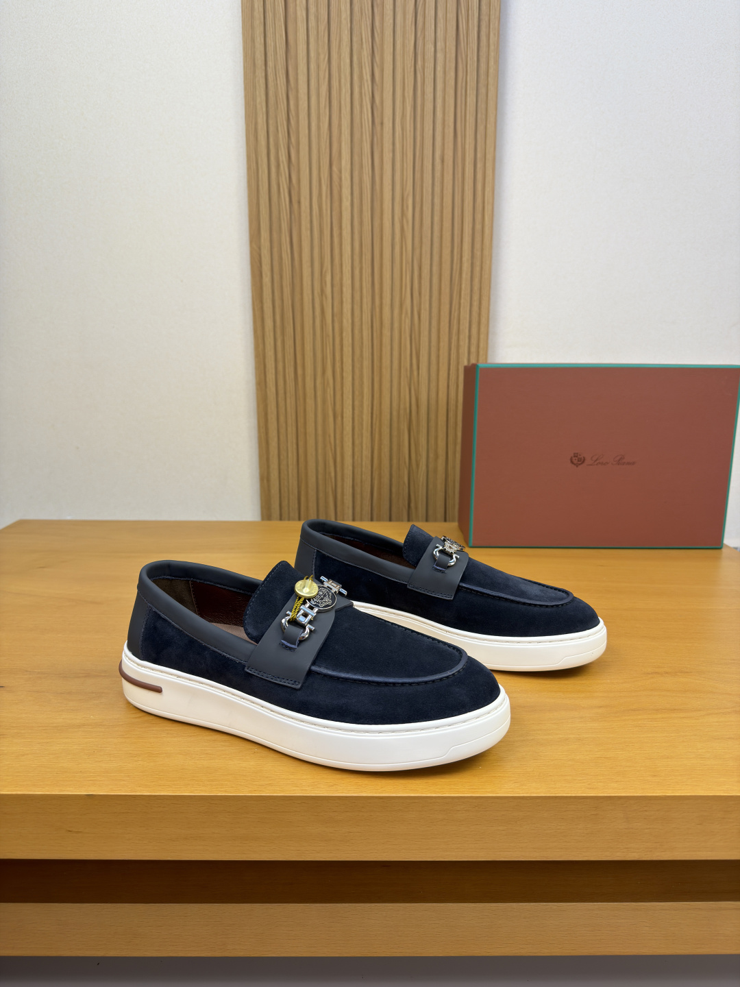 NO:898087,[Loro piana] Loro Piana LP - high-end quality original casual sports shoes - upper original nappa calfskin, suede calfskin, shoe leather. External stitching, brand metal fastener cross-arm decoration, heel. Silk-printed brand logo - lining water-dyed cowhide - outsole ultra-light TPU foam rubber; two-color molded outsole - ultra-high quality control, fine workmanship highlighted (high-end, luxury, grade) -Size  39-44 (38, 45, 46, can be customized)·L,,loro piana,loro piana,sneakers,cowhide19860909【Loro piana】诺悠翩雅LP  -高端品质 原单·休闲运动鞋 -鞋面原版纳帕小牛皮、反绒小牛皮、鞋丹.外合车缝线、品牌金属扣件横担装饰、后跟.丝印品牌Logo -内里水染牛皮 -大底超轻TPU发泡·橡胶；双色成型大底 -超高品控·做工精细凸显(高端·贵气·档次) -Size 39-44（38,45,46,可订做)·L,,loro piana,loro piana,sneakers,cowhide,Men's shoes