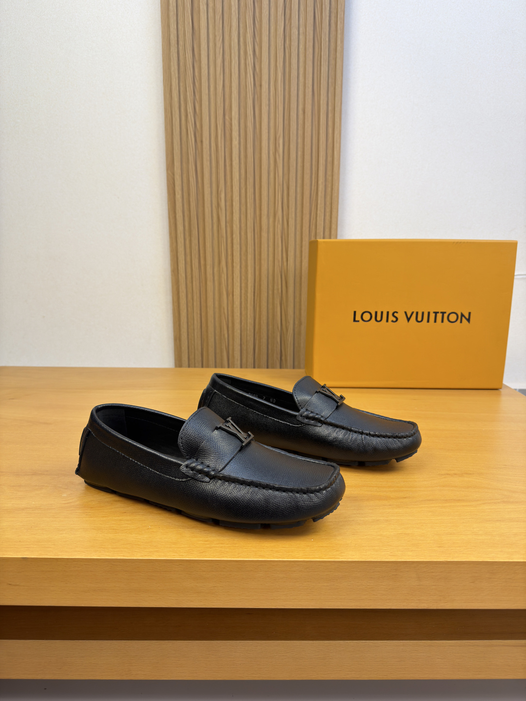NO:898317,[Louis Vuitton] Louis Vuitton - high-end quality original single casual bag shoes (boat shoes) - original suede calfskin, branded metal fastener cross-arm decoration, hand-stitched mark thread on the inside of the shoe - water-dyed cowhide inside - ultra-light outsole TPR rubber; inlaid molded outsole - ultra-high quality control and fine workmanship (high-end, luxury, grade) -Size  39-44 (38,45,46,47, can be customized)·0703,,louis vuitton,louis vuitton,cowhide19860909【Louis Vuitton】路易威登 -高端品质 原单·休闲套包鞋(船鞋) -原版反绒小牛皮、品牌金属扣件横担装饰、鞋丹手工串缝马克线 -内里水染牛皮 -大底超轻·TPR橡胶；镶嵌式成型大底 -超高品控·做工精细凸显(高端·贵气·档次) -Size 39-44（38,45,46,47,可订做)·0703,,louis vuitton,louis vuitton,cowhide,Men's shoes