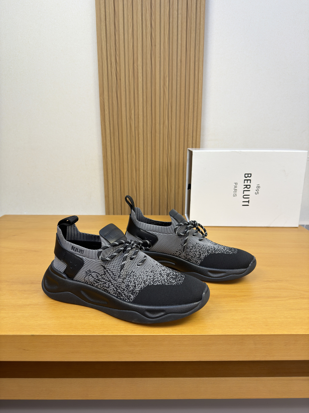 NO:898321,[Berluti] Berluti (Bruti) - High-end quality original casual sports shoes - Imported waxed calf leather on the upper, brand thickened fly woven (knitted) cloth, embroidered brand logo totem on the shoe body, air pressure brand logo on the tongue, and brand logo webbing on the heel - Inner foot pads; water-dyed cowhide - Outsole ultra-light TPU foam rubber; two-color molded outsole - Ultra-high quality control, fine workmanship highlighted (high-end, luxury, grade)  -Size 39-44 (38, 45, 46, 47, sizes can be customized)·B0234,,sneakers,cowhide19860909【 Berluti】伯尔鲁帝(布鲁提) -高端品质 原单·休闲运动鞋 -鞋面进口腊感小牛皮、品牌加厚飞织(针织)布匹、鞋身刺绣品牌Logo图腾、鞋舌空压品牌Logo、后跟品牌logo织带 -内里垫脚；水染牛皮 -大底超轻TPU发泡·橡胶；双色成型大底 -超高品控·做工精细凸显( 高端·贵气·档次 ) -Size 39-44（38,45,46,47,码可订做)·B0234,,sneakers,cowhide,Men's shoes