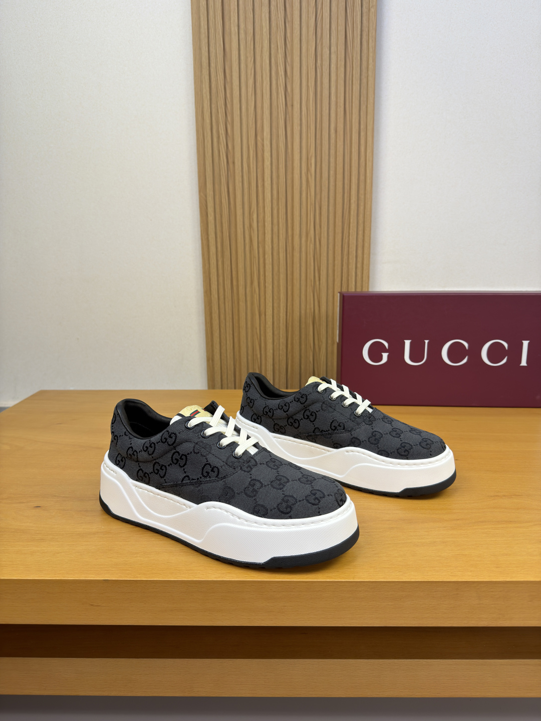 NO:898306,[Gucci] Gucci - High-end quality original casual sports shoes - Original nappa calfskin upper. Air-pressured brand logo, brand totem high mercerized cloth, tongue. Brand logo cloth label - Water-dyed cowhide inside - Outsole ultra-light TPU foam rubber; two-color molded outsole - Ultra-high quality control, fine workmanship highlighted (high-end, luxury, grade) -Size  38-44 (45, can be customized)·GC0157,,gucci,gucci,sneakers,cowhide19860909【Gucci】古驰 -高端品质 原单·休闲运动鞋 -鞋面原版纳帕小牛皮.空压品牌logo、品牌图腾高丝光布匹、鞋舌.品牌logo布标 -内里水染牛皮 -大底超轻TPU发泡·橡胶；双色成型大底 -超高品控·做工精细凸显(高端·贵气·档次) -Size 38-44（45,可订做)·GC0157,,gucci,gucci,sneakers,cowhide,Men's shoes