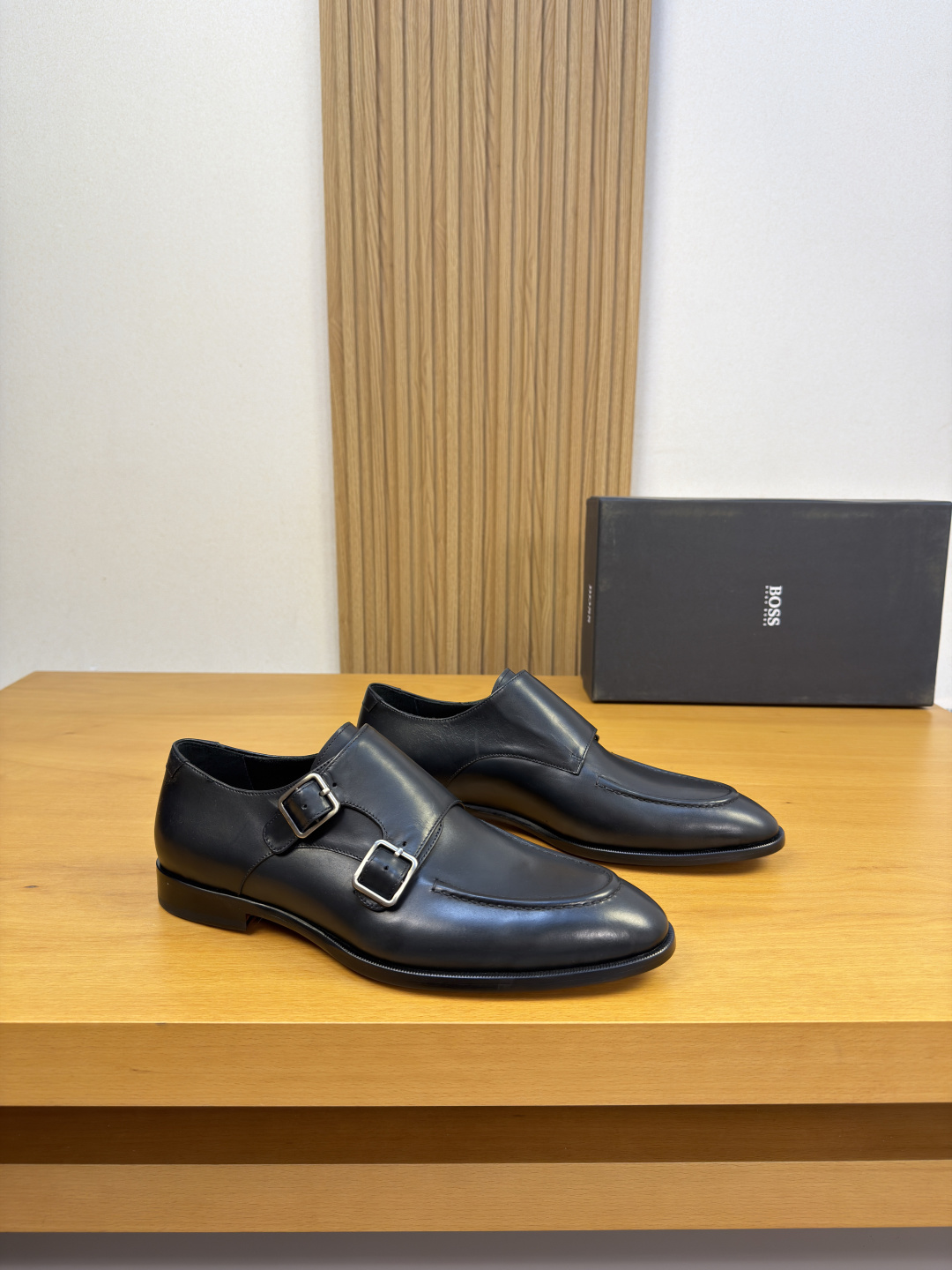 NO:898325,[BOSS] BOSS - High-end quality original order·Formal leather shoes - Original Nappa calfskin upper, hand-stitched stitching, branded metal fasteners - Water-dyed cowhide lining - Ultra-light TPR rubber outsole, genuine leather; combined molded leather outsole - Ultra-high quality control, fine workmanship (high-end, luxury, grade) -Size  39-44 (38, 45, 46, can be customized)·0230,,cowhide,Leather soles19860909【BOSS】博思 -高端品质 原单·正装皮鞋 -鞋面原版纳帕小牛皮、鞋丹手起股车缝线、品牌金属扣件 -内里水染牛皮 -大底超轻TPR橡胶·真皮；组合成型真皮大底 -超高品控·做工精细凸显(高端·贵气·档次) -Size 39-44（38,45,46,可订做)·0230,,cowhide,Leather soles,Men's shoes