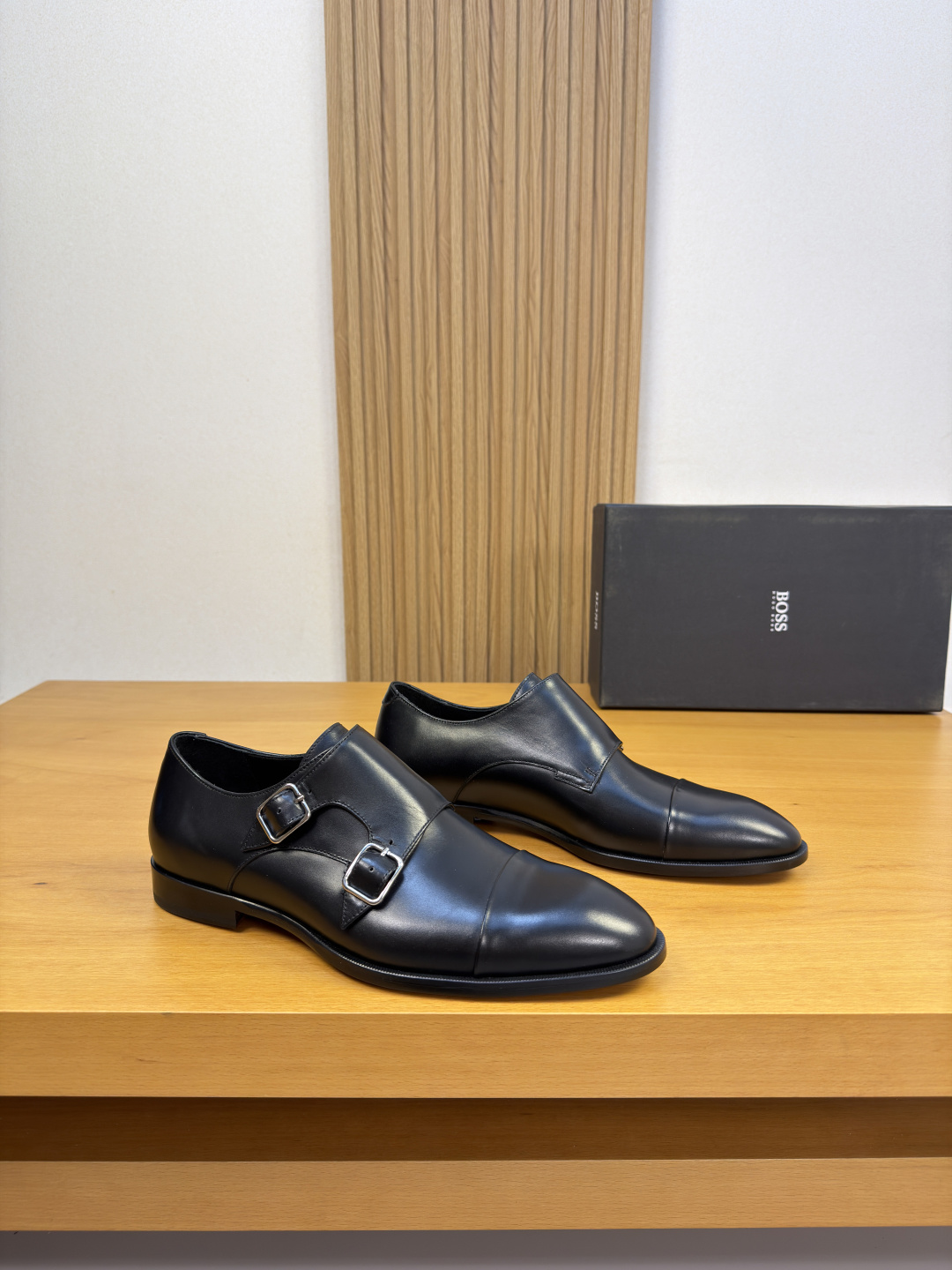 NO:898328,[BOSS] BOSS - High-end quality original formal leather shoes - Original Nappa calfskin upper, branded metal fasteners - Water-dyed cowhide inside - Ultra-light TPR rubber and genuine leather outsole; combined molded leather outsole - Ultra-high quality control, fine workmanship (high-end, luxury, grade) -Size 39-44 (38, 45, 46, can be customized) · 0230,,cowhide,Leather soles19860909【BOSS】博思 -高端品质 原单·正装皮鞋 -鞋面原版纳帕小牛皮、品牌金属扣件 -内里水染牛皮 -大底超轻TPR橡胶·真皮；组合成型真皮大底 -超高品控·做工精细凸显(高端·贵气·档次) -Size 39-44（38,45,46,可订做)·0230,,cowhide,Leather soles,Men's shoes