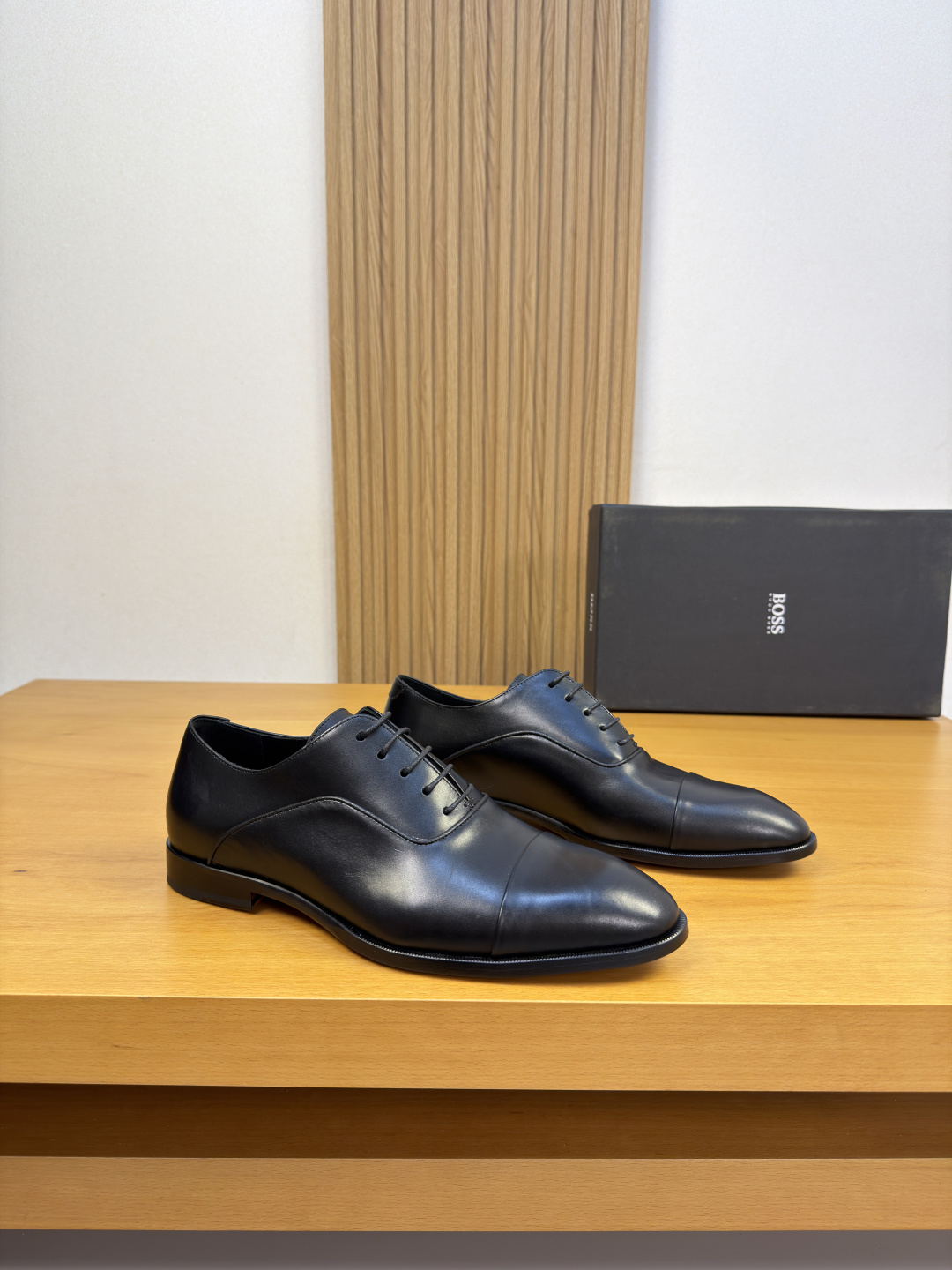 NO:898333,[BOSS] BOSS - High-end quality original formal leather shoes - Original nappa calfskin upper, piping process - Water-dyed cowhide inside - Ultra-light TPR rubber and genuine leather outsole; combined molded leather outsole - Ultra-high quality control, fine workmanship (high-end, luxury, grade) -Size 39-44 (38, 45, 46, can be customized) · 0230,,cowhide,Leather soles19860909【BOSS】博思 -高端品质 原单·正装皮鞋 -鞋面原版纳帕小牛皮、车滚边工艺 -内里水染牛皮 -大底超轻TPR橡胶·真皮；组合成型真皮大底 -超高品控·做工精细凸显(高端·贵气·档次) -Size 39-44（38,45,46,可订做)·0230,,cowhide,Leather soles,Men's shoes