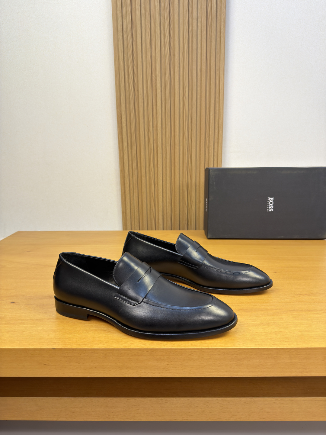 NO:898484,[BOSS] BOSS - High-end quality original and formal leather shoes - Original Nappa calfskin upper, anti-hidden stitching, brand cross-arm decoration - Water-dyed cowhide lining - Ultra-light TPR rubber and genuine leather outsole; combined molded leather outsole - Ultra-high quality control and fine workmanship (high-end, luxury, grade) -Size  39-44 (38, 45, 46, can be customized)·0230,,cowhide,Leather soles19860909【BOSS】博思 -高端品质 原单·正装皮鞋 -鞋面原版纳帕小牛皮、鞋丹车反暗线、品牌横担装饰 -内里水染牛皮 -大底超轻TPR橡胶·真皮；组合成型真皮大底 -超高品控·做工精细凸显(高端·贵气·档次) -Size 39-44（38,45,46,可订做)·0230,,cowhide,Leather soles,Men's shoes