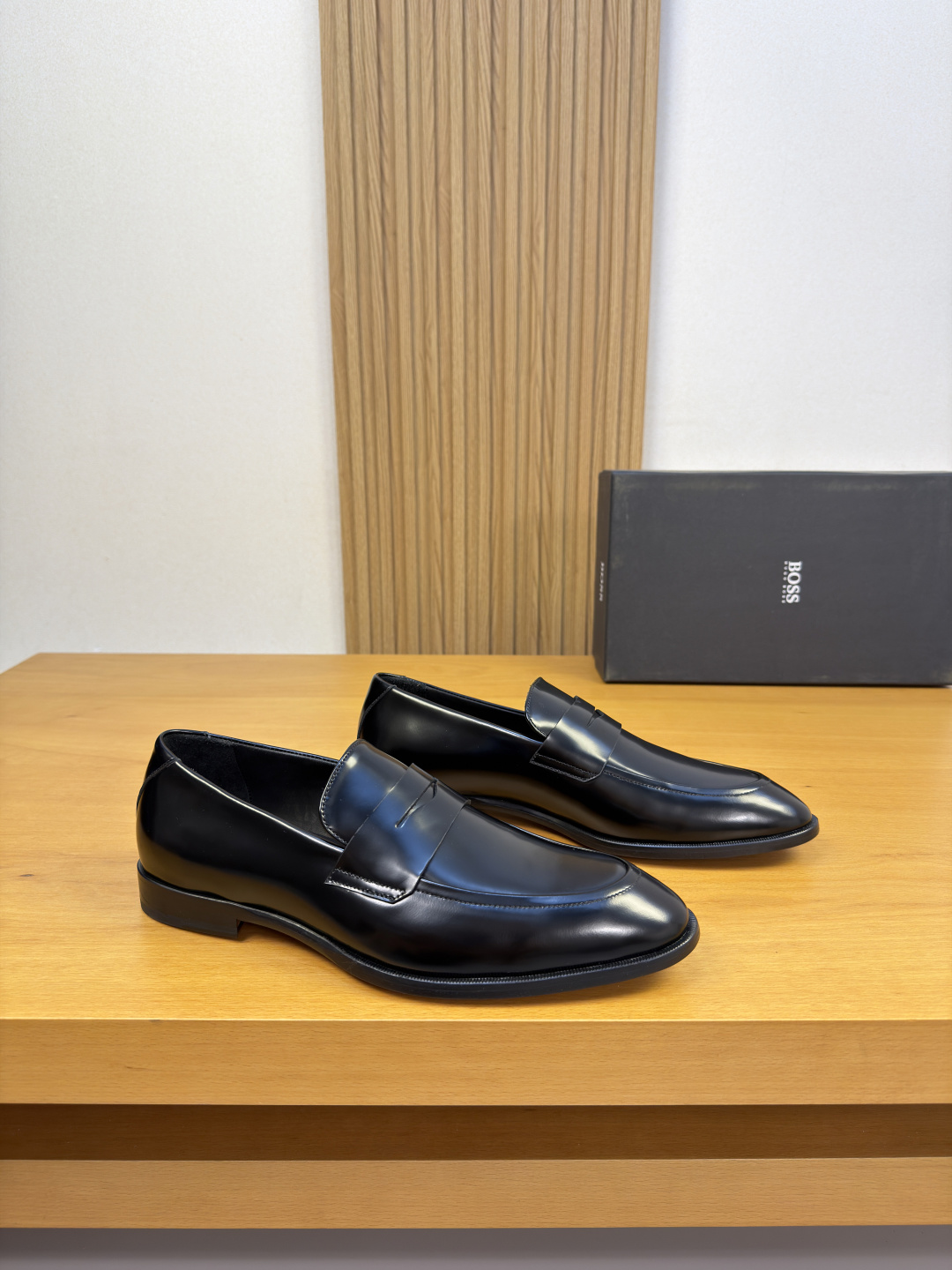 NO:898492,[BOSS] BOSS - High-end quality original order·Formal leather shoes -Original open-edge beaded calfskin on the upper, reflective hidden stitching on the shoe, brand cross-arm decoration -Water-dyed cowhide on the inside -Ultra-light TPR rubber on the outsole·genuine leather; combined molded leather outsole -Super high quality control·Fine workmanship highlighted (high-end·luxury·grade) -Size  39-44 (38, 45, 46, can be customized)·0230,,cowhide,Leather soles19860909【BOSS】博思 -高端品质 原单·正装皮鞋 -鞋面原版开边珠小牛皮、鞋丹车反暗线、品牌横担装饰 -内里水染牛皮 -大底超轻TPR橡胶·真皮；组合成型真皮大底 -超高品控·做工精细凸显(高端·贵气·档次) -Size 39-44（38,45,46,可订做)·0230,,cowhide,Leather soles,Men's shoes