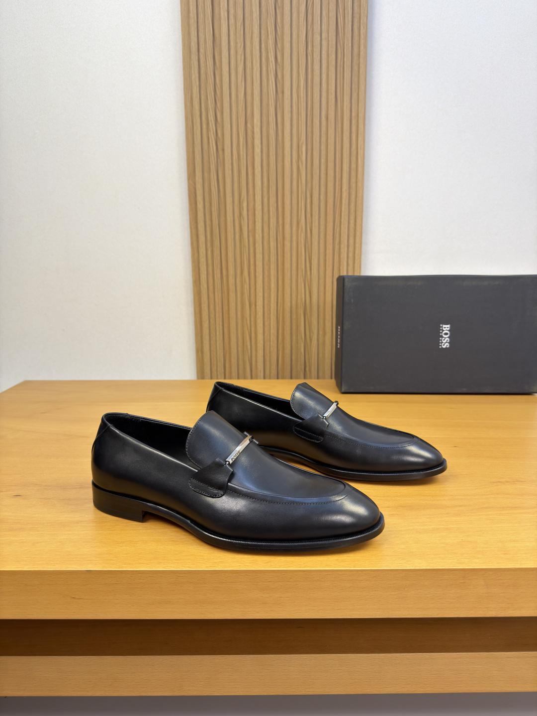 NO:898500,[BOSS] BOSS - High-end quality original and formal leather shoes - Original Nappa calfskin upper, anti-hidden stitching, brand cross-arm metal fastener decoration - Water-dyed cowhide lining - Ultra-light TPR rubber outsole, genuine leather; combined molded leather outsole - Ultra-high quality control, fine workmanship highlighted (high-end, luxury, grade) -Size  39-44 (38, 45, 46, can be customized)·0230,,cowhide,Leather soles19860909【BOSS】博思 -高端品质 原单·正装皮鞋 -鞋面原版纳帕小牛皮、鞋丹车反暗线、品牌横担金属扣件装饰 -内里水染牛皮 -大底超轻TPR橡胶·真皮；组合成型真皮大底 -超高品控·做工精细凸显(高端·贵气·档次) -Size 39-44（38,45,46,可订做)·0230,,cowhide,Leather soles,Men's shoes