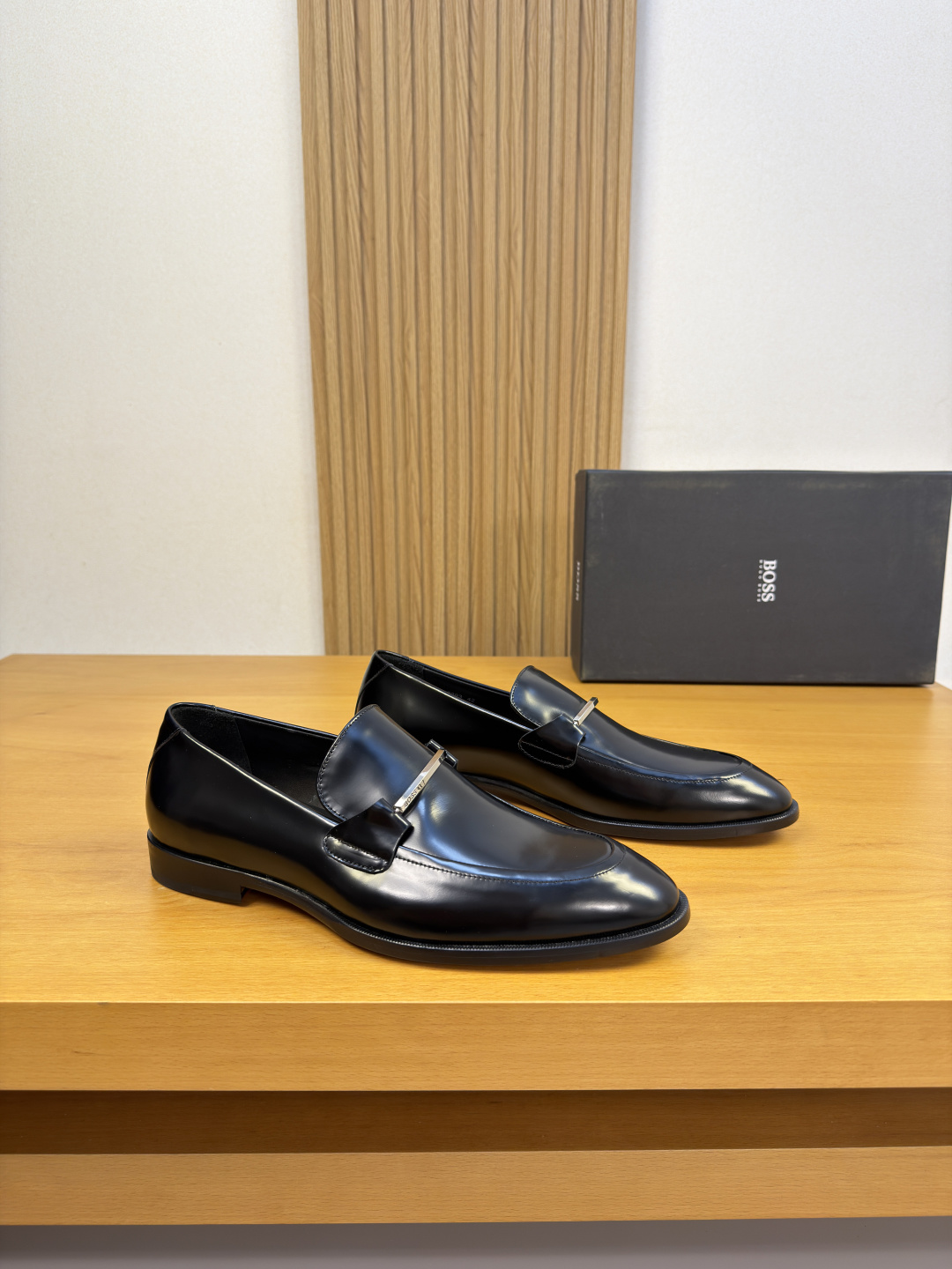 NO:898507,[BOSS] BOSS - High-end quality original order·Formal leather shoes -Original open-edge beaded calfskin on the upper, anti-hidden stitching on the shoe, branded cross-arm metal fastener decoration -Water-dyed cowhide on the inside -Ultra-light TPR rubber on the outsole·Genuine leather; combined molded leather outsole -Ultra-high quality control·Fine workmanship highlighted (high-end·luxury·grade) -Size  39-44 (38, 45, 46, can be customized)·0230,,cowhide,Leather soles19860909【BOSS】博思 -高端品质 原单·正装皮鞋 -鞋面原版开边珠小牛皮、鞋丹车反暗线、品牌横担金属扣件装饰 -内里水染牛皮 -大底超轻TPR橡胶·真皮；组合成型真皮大底 -超高品控·做工精细凸显(高端·贵气·档次) -Size 39-44（38,45,46,可订做)·0230,,cowhide,Leather soles,Men's shoes