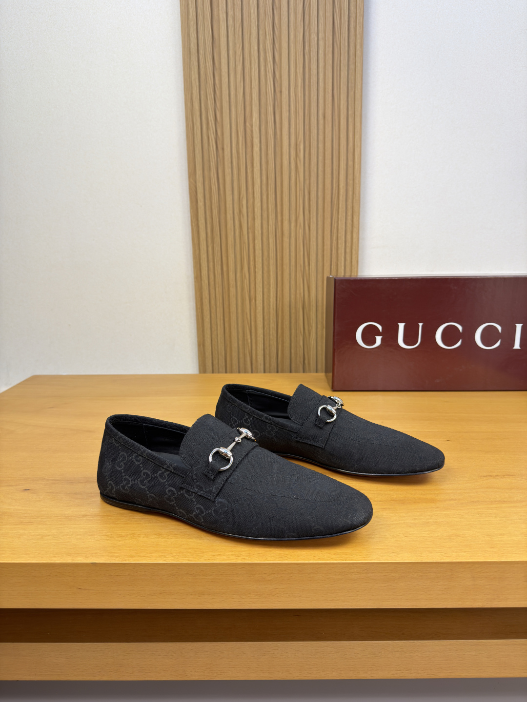 NO:898338,[Gucci] Gucci - High-end quality original order·Formal leather shoes -Brand totem cloth upper. Distressed craftsmanship, tongue. Brand metal fastener cross-arm decoration -Water-dyed cowhide inside -Outsole ultra-light leather and rubber; combined molded leather outsole -Ultra-high quality control, fine workmanship highlighted (high-end, luxury, grade) -Size  39-44 (38, 45, 46, can be customized)·0155,,gucci,gucci,cowhide,Leather soles19860909【 Gucci】古驰 -高端品质 原单·正装皮鞋 -鞋面品牌图腾布匹.做旧工艺、鞋舌.品牌金属扣件横担装饰 -内里水染牛皮 -大底超轻真皮·橡胶；组合成型真皮大底 -超高品控·做工精细凸显(高端·贵气·档次) -Size 39-44（38,45,46,可订做)·0155,,gucci,gucci,cowhide,Leather soles,Men's shoes