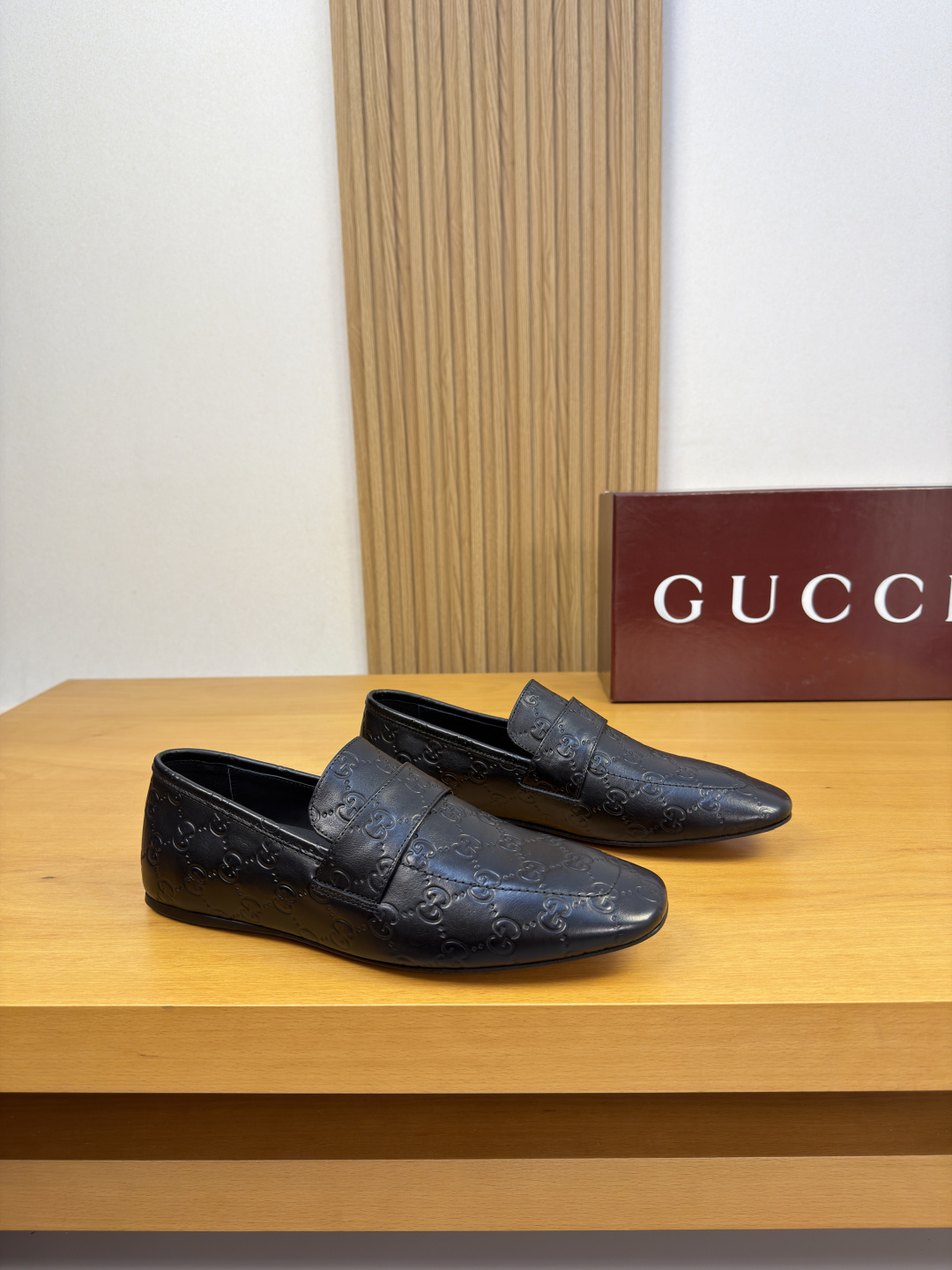 NO:898348,[Gucci] Gucci - High-end quality original order·Formal leather shoes -Upper Napa calfskin air-pressured brand totem, tongue. Brand cross-arm decoration -Inner water-dyed cowhide -Outsole ultra-light leather·rubber; combined molded leather outsole -Super high quality control·Fine workmanship highlighted (high-end·luxury·grade) -Size  39-44 (38, 45, 46, can be customized)·0155,,gucci,gucci,cowhide,Leather soles19860909【 Gucci】古驰 -高端品质 原单·正装皮鞋 -鞋面纳帕小牛皮空压品牌图腾、鞋舌.品牌横担装饰 -内里水染牛皮 -大底超轻真皮·橡胶；组合成型真皮大底 -超高品控·做工精细凸显(高端·贵气·档次) -Size 39-44（38,45,46,可订做)·0155,,gucci,gucci,cowhide,Leather soles,Men's shoes