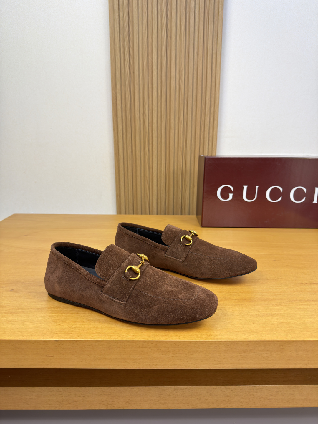 NO:898352,[Gucci] Gucci - High-end quality original order formal leather shoes - Upper brand high mercerized suede calfskin, tongue. Branded metal fastener cross-arm decoration - Water-dyed cowhide lining - Outsole ultra-light leather and rubber; combined molded leather outsole - Ultra-high quality control, fine workmanship highlighted (high-end, luxury, grade) -Size  39-44 (38, 45, 46, can be customized)·0155,,gucci,gucci,cowhide,Leather soles19860909【 Gucci】古驰 -高端品质 原单·正装皮鞋 -鞋面品牌高丝光反绒小牛皮、鞋舌.品牌金属扣件横担装饰 -内里水染牛皮 -大底超轻真皮·橡胶；组合成型真皮大底 -超高品控·做工精细凸显(高端·贵气·档次) -Size 39-44（38,45,46,可订做)·0155,,gucci,gucci,cowhide,Leather soles,Men's shoes