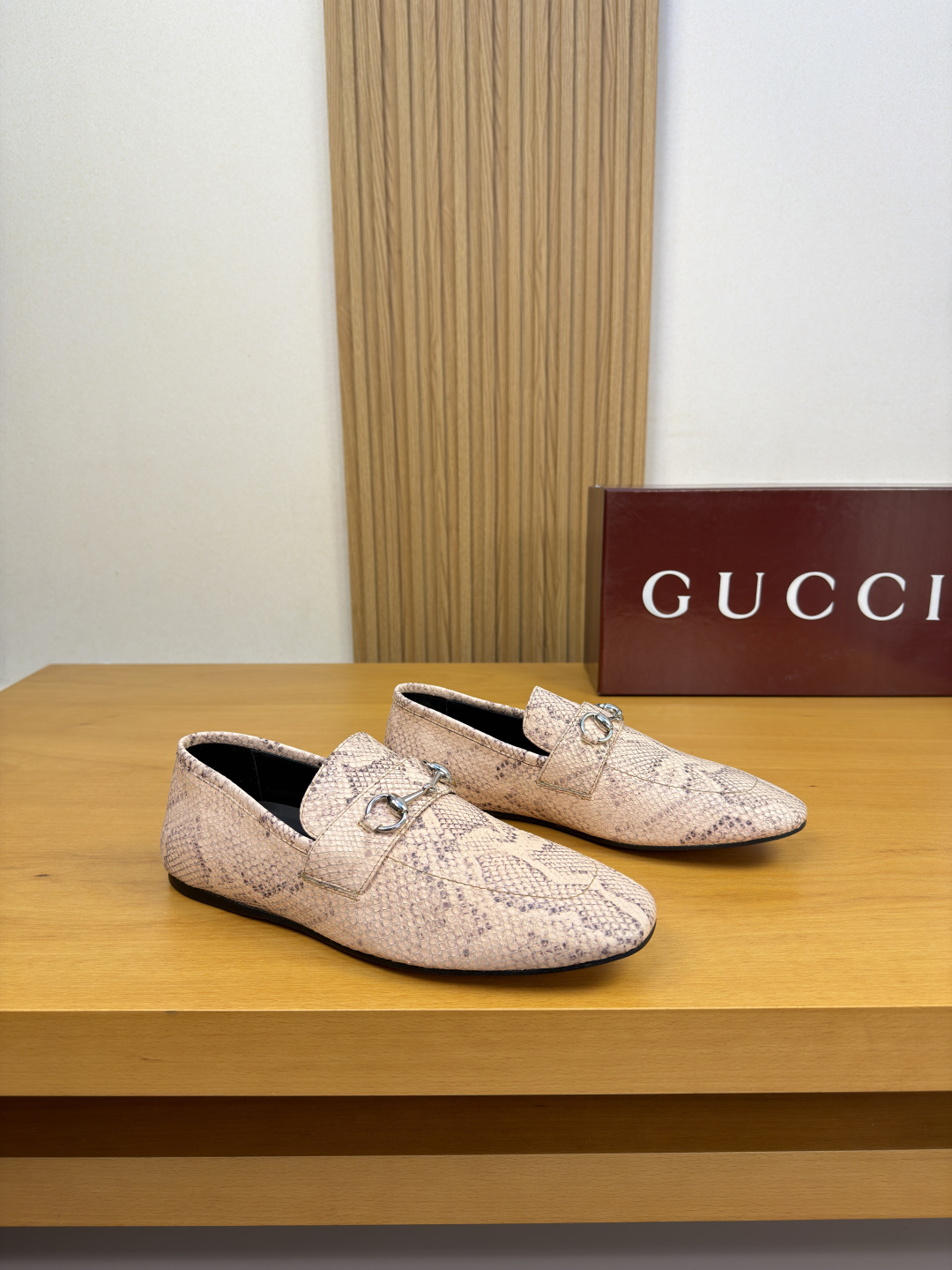 NO:898358,[Gucci] Gucci - High-end quality original order · Formal leather shoes - Branded snake-print calfskin upper, tongue. Branded metal fastener cross-arm decoration - Water-dyed cowhide lining - Ultra-light genuine leather and rubber outsole; combined molded leather outsole - Ultra-high quality control, fine workmanship highlighted (high-end, luxury, grade) -Size  39-44 (38, 45, 46, can be customized)·0155,,gucci,gucci,cowhide,Leather soles19860909【 Gucci】古驰 -高端品质 原单·正装皮鞋 -鞋面品牌蛇纹小牛皮、鞋舌.品牌金属扣件横担装饰 -内里水染牛皮 -大底超轻真皮·橡胶；组合成型真皮大底 -超高品控·做工精细凸显(高端·贵气·档次) -Size 39-44（38,45,46,可订做)·0155,,gucci,gucci,cowhide,Leather soles,Men's shoes