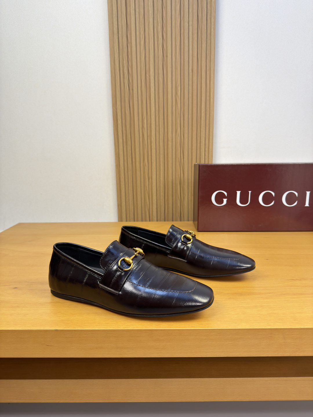 NO:898364,[Gucci] Gucci - High-end quality original order·Formal leather shoes -Vertical grained Nappa calfskin on the upper, tongue. Branded metal fastener cross-arm decoration -Water-dyed cowhide on the inside -Ultra-light genuine leather and rubber outsole; combined molded leather outsole -Ultra-high quality control, fine workmanship highlighted (high-end, luxury, grade) -Size  39-44 (38, 45, 46, can be customized)·0155,,gucci,gucci,cowhide,Leather soles19860909【 Gucci】古驰 -高端品质 原单·正装皮鞋 -鞋面竖纹纳帕小牛皮、鞋舌.品牌金属扣件横担装饰 -内里水染牛皮 -大底超轻真皮·橡胶；组合成型真皮大底 -超高品控·做工精细凸显(高端·贵气·档次) -Size 39-44（38,45,46,可订做)·0155,,gucci,gucci,cowhide,Leather soles,Men's shoes
