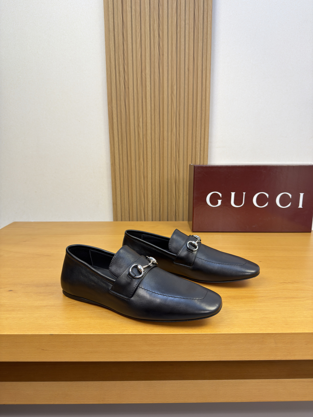 NO:898370,[Gucci] Gucci - High-end quality original order·Formal leather shoes -Nappa calfskin upper, tongue, brand metal fastener cross-arm decoration -Water-dyed cowhide lining -Super light genuine leather and rubber outsole; combined molded leather outsole -Ultra-high quality control, fine workmanship highlighted (high-end, luxury, grade) -Size  39-44 (38, 45, 46, can be customized)·0155,,gucci,gucci,cowhide,Leather soles19860909【 Gucci】古驰 -高端品质 原单·正装皮鞋 -鞋面纳帕小牛皮、鞋舌.品牌金属扣件横担装饰 -内里水染牛皮 -大底超轻真皮·橡胶；组合成型真皮大底 -超高品控·做工精细凸显(高端·贵气·档次) -Size 39-44（38,45,46,可订做)·0155,,gucci,gucci,cowhide,Leather soles,Men's shoes