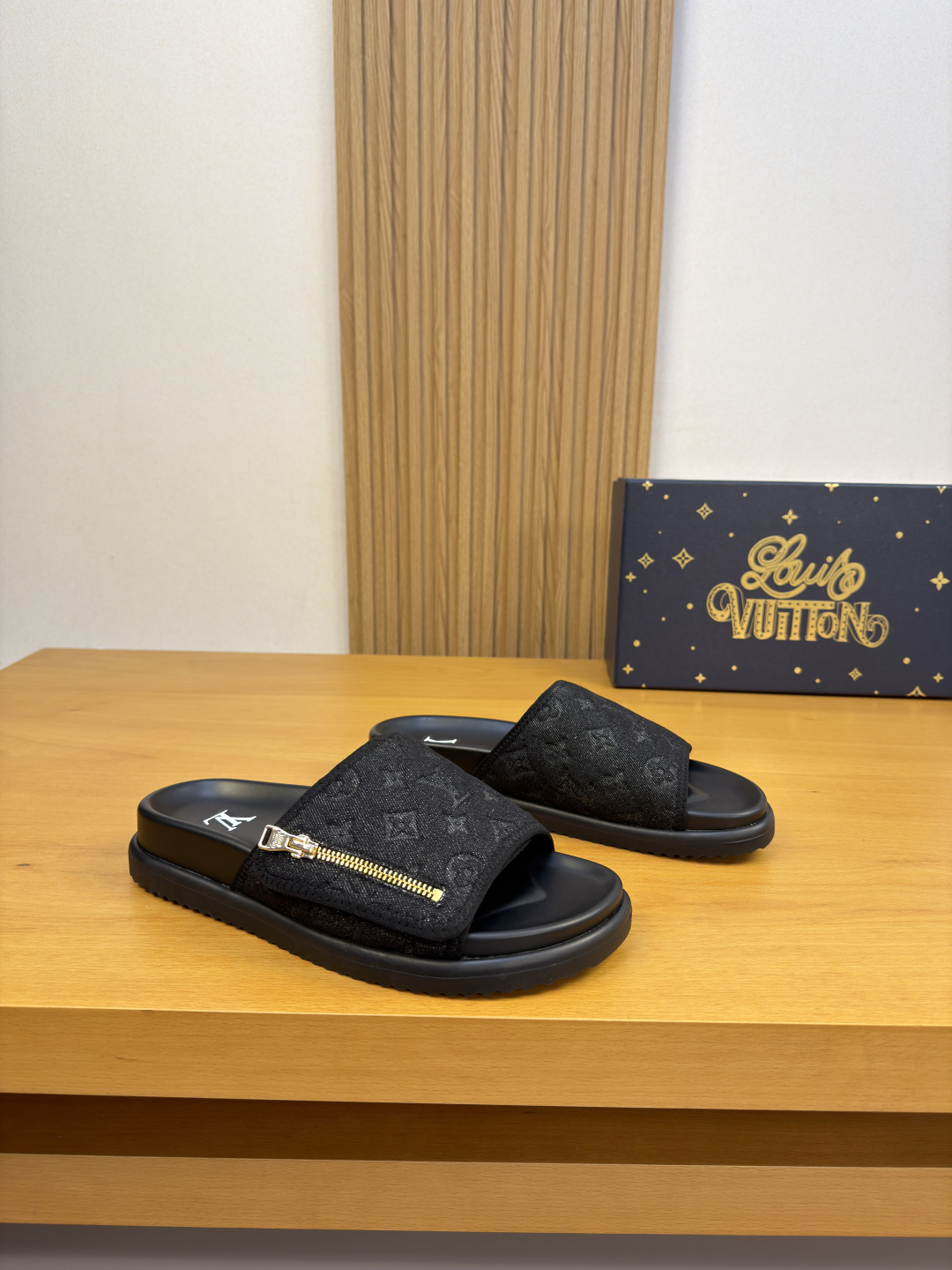 NO:898514,[Louis Vuitton] Louis Vuitton - high-end quality original single slippers - branded denim canvas uppers. Air-pressure high-frequency brand totem, brand logo metal zipper decoration - water-dyed cowhide lining - ultra-light TPU water platform and rubber outsole; combined molded outsole - ultra-high quality control and fine workmanship (high-end, luxury, grade)  -Size39-44 (38,45, can be customized)·L3258,,louis vuitton,louis vuitton,slippers,cowhide19860909【Louis Vuitton】路易威登 -高端品质 原单·休闲凉拖鞋 -鞋面品牌牛仔帆布布匹.空压高周波品牌图腾、品牌Logo金属拉链装饰 -内里水染牛皮 -大底超轻TPU水台·橡胶；组合成型大底 -超高品控·做工精细凸显(高端·贵气·档次) -Size39-44（38,45,可订做)·L3258,,louis vuitton,louis vuitton,slippers,cowhide,Men's shoes