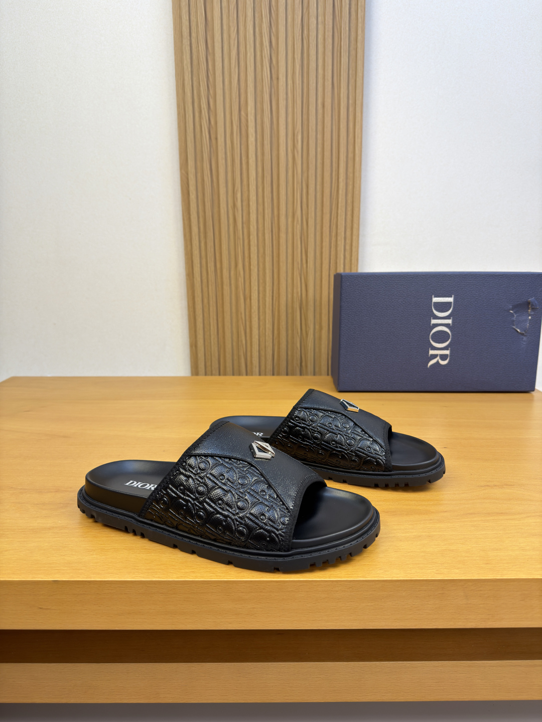 NO:898522,[Dior] Dior - high-end quality original single casual sandals - upper palm-printed calfskin. Air-pressure high-frequency brand totem, brand logo metal fastener decoration - lining water-dyed cowhide - outsole ultra-light TPU water platform rubber; combined molded outsole - ultra-high quality control · fine workmanship highlighted (high-end · luxury · grade)  -Size39-44 (38,45, can be customized)·L3258,,dior,dior,slippers,cowhide19860909【Dior】迪奥 -高端品质 原单·休闲凉拖鞋 -鞋面手掌纹小牛皮.空压高周波品牌图腾、品牌Logo金属扣件装饰 -内里水染牛皮 -大底超轻TPU水台·橡胶；组合成型大底 -超高品控·做工精细凸显(高端·贵气·档次) -Size39-44（38,45,可订做)·L3258,,dior,dior,slippers,cowhide,Men's shoes