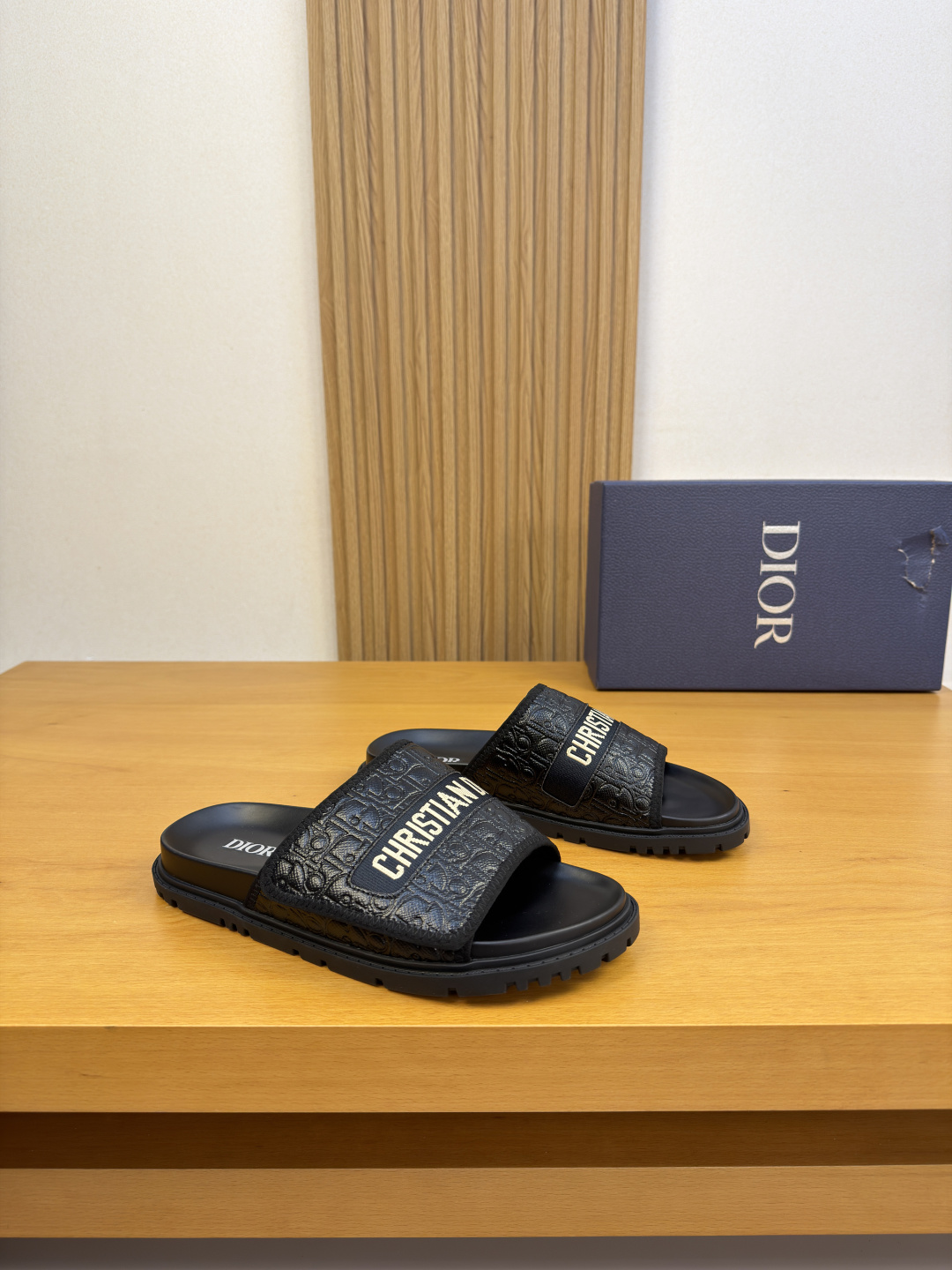 NO:898530,[Dior] Dior - high-end quality original slippers - casual sandals - upper palm-printed calfskin. Air-pressure high-frequency brand totem, brand logo webbing decoration - lining water-dyed cowhide - outsole ultra-light TPU water platform rubber; combined molded outsole - ultra-high quality control and fine workmanship (high-end, luxury, grade)  -Size39-44 (38,45, can be customized)·L3258,,dior,dior,slippers,cowhide19860909【Dior】迪奥 -高端品质 原单·休闲凉拖鞋 -鞋面手掌纹小牛皮.空压高周波品牌图腾、品牌Logo织带装饰 -内里水染牛皮 -大底超轻TPU水台·橡胶；组合成型大底 -超高品控·做工精细凸显(高端·贵气·档次) -Size39-44（38,45,可订做)·L3258,,dior,dior,slippers,cowhide,Men's shoes