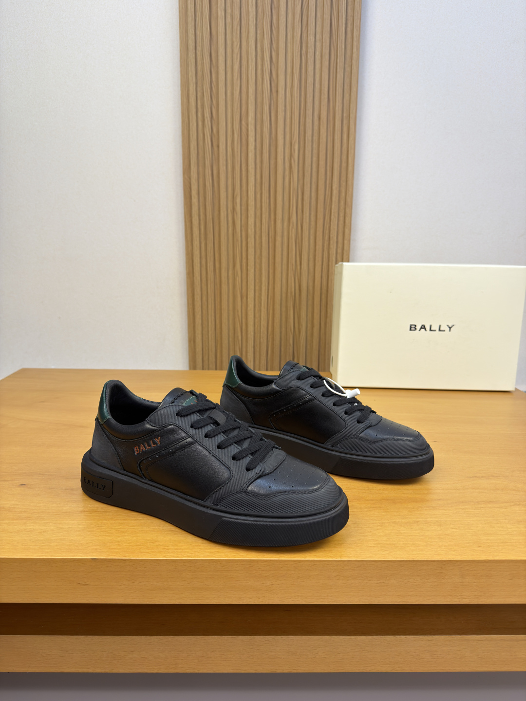 NO:898525,[BALLY] Bally - high-end quality original casual sports shoes - imported nappa calfskin upper, frosted calfskin air-pressure vertical lines, toe cap, breathable holes, shoe body, air-pressure high frequency brand logo, tongue, brand logo leather label - lining water-dyed cowhide - outsole ultra-light TPU foam; molded outsole - ultra-high quality control, fine workmanship highlighted (high-end, luxury, grade) -Size  39-44 (38,45, can be customized)·B5977,,bally,sneakers,cowhide19860909【 BALLY】巴利 -高端品质 原单·休闲运动鞋 -鞋面进口纳帕小牛皮、磨砂小牛皮空压竖纹、鞋头.透气孔、鞋身.空压高周波品牌logo、鞋舌.品牌logo皮标 -内里水染牛皮 -大底超轻TPU发泡；成型大底 -超高品控·做工精细凸显(高端·贵气·档次) -Size 39-44（38,45,可订做)·B5977,,bally,sneakers,cowhide,Men's shoes