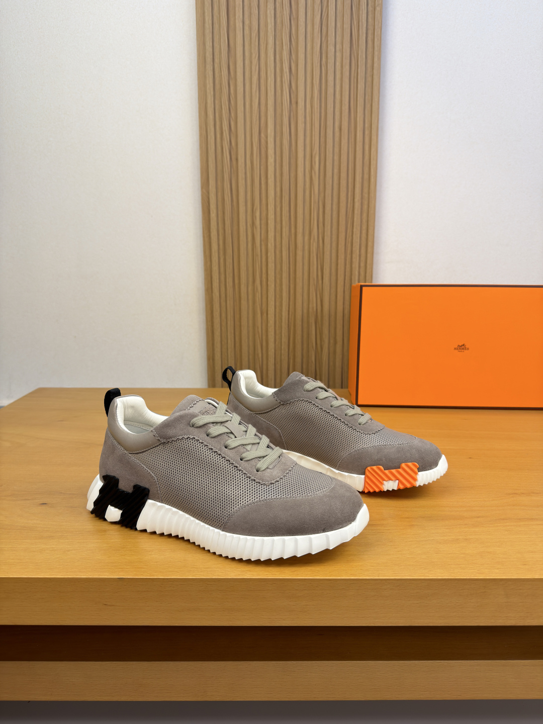 NO:898597,[HERMES] Hermès - High-end quality original casual sports shoes - Original nappa calfskin upper. Air-pressed diamond grid technology, high mercerized suede calfskin, tongue. Heel. Air-pressured brand logo - Water-dyed cowhide inside - Outsole ultra-light TPU foam and rubber combined molding two-color outsole - Ultra-high quality control, fine workmanship highlighted (high-end, luxury, grade) -Size  39-44 (38, 45, 46, can be customized)·H5977,,hermes,hermes,sneakers,cowhide19860909【 HERMES】爱马仕 -高端品质 原单·休闲运动鞋 -鞋面原版纳帕小牛皮.空压菱形格工艺、高丝光反绒小牛皮、鞋舌.后跟.空压品牌logo -内里水染牛皮 -大底超轻TPU发泡·橡胶组合成型双色大底 -超高品控·做工精细凸显(高端·贵气·档次) -Size 39-44（38,45,46,可订做)·H5977,,hermes,hermes,sneakers,cowhide,Men's shoes