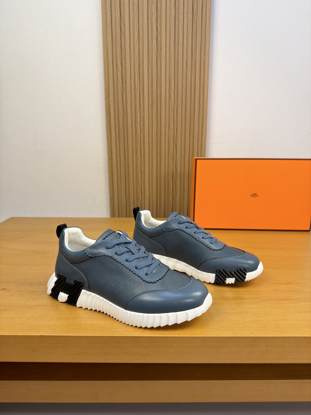 NO:898603,[HERMES] Hermès - High-end quality original casual sports shoes - Original nappa calfskin upper. Air-pressed rhombus lattice craftsmanship, tongue. Heel. Air-pressured brand logo - Water-dyed cowhide inside - Outsole ultra-light TPU foam and rubber combined molding two-color outsole - Ultra-high quality control, fine workmanship highlighted (high-end, luxury, grade) -Size  39-44 (38, 45, 46, can be customized)·H5977,,hermes,hermes,sneakers,cowhide19860909【 HERMES】爱马仕 -高端品质 原单·休闲运动鞋 -鞋面原版纳帕小牛皮.空压菱形格工艺、鞋舌.后跟.空压品牌logo -内里水染牛皮 -大底超轻TPU发泡·橡胶组合成型双色大底 -超高品控·做工精细凸显(高端·贵气·档次) -Size 39-44（38,45,46,可订做)·H5977,,hermes,hermes,sneakers,cowhide,Men's shoes