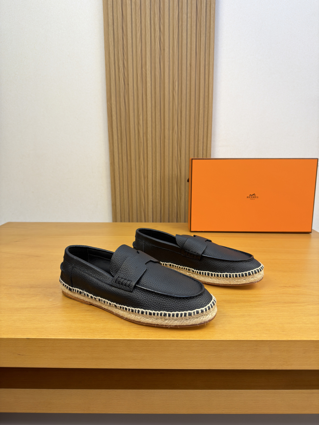 NO:898823,[HERMES] Hermès - high-end quality original single slip-on - imported pebbled calfskin upper, heel, raised stitching, oil edge craftsmanship, brand cross-arm decoration, foot pads, air pressure brand logo - inner foot pads; hand-woven hemp rope technology - outsole hand-woven water table, genuine leather; combined molded leather outsole - ultra-high quality control, fine workmanship highlighted (high-end, luxury, grade) -Size  39-44 (38, 45, 46, can be customized)·L,,hermes,hermes,loro piana,cowhide,Leather soles19860909【HERMES】爱马仕 -高端品质 原单·休闲经典一脚蹬 -鞋面进口荔纹小牛皮、鞋丹.后跟.起股车缝线.油边工艺、品牌横担装饰.垫脚.空压品牌logo -内里垫脚；手工编织麻绳工艺 -大底手工编织水台·真皮；组合成型真皮大底 -超高品控·做工精细凸显(高端·贵气·档次) -Size 39-44（38,45,46,可订做)·L,,hermes,hermes,loro piana,cowhide,Leather soles,Men's shoes