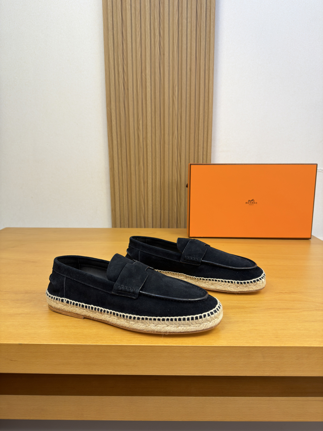 NO:898817,[HERMES] Hermès - high-end quality original single slip-on - casual classic slip-on - imported high mercerized suede calfskin upper, heel, raised stitching, oil edge technology, brand cross-arm decoration, foot pads, air pressure brand logo - inner foot pads; hand-woven hemp rope technology - outsole hand-woven water table, genuine leather; combined molded leather outsole - ultra-high quality control, fine workmanship highlighted (high-end, luxury, grade) -Size  39-44 (38, 45, 46, can be customized)·L,,hermes,hermes,loro piana,cowhide,Leather soles19860909【HERMES】爱马仕 -高端品质 原单·休闲经典一脚蹬 -鞋面进口高丝光反绒小牛皮、鞋丹.后跟.起股车缝线.油边工艺、品牌横担装饰.垫脚.空压品牌logo -内里垫脚；手工编织麻绳工艺 -大底手工编织水台·真皮；组合成型真皮大底 -超高品控·做工精细凸显(高端·贵气·档次) -Size 39-44（38,45,46,可订做)·L,,hermes,hermes,loro piana,cowhide,Leather soles,Men's shoes