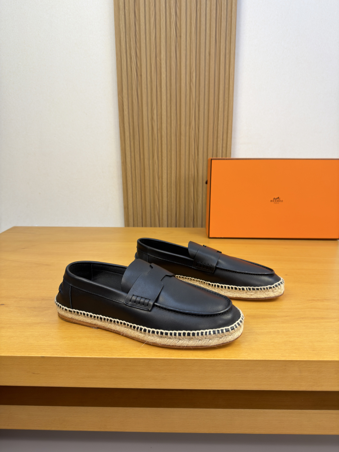 NO:898830,[HERMES] Hermès - high-end quality original single slip-on - imported nappa calf leather upper, heel, raised stitching, oil edge craftsmanship, brand cross-arm decoration, foot pads, air pressure brand logo - inner foot pads; hand-woven hemp rope technology - outsole hand-woven water table·genuine leather; combined molded leather outsole -super high quality control·fine workmanship highlights (high-end·luxury·grade) -Size  39-44 (38, 45, 46, can be customized)·L,,hermes,hermes,loro piana,cowhide,Leather soles19860909【HERMES】爱马仕 -高端品质 原单·休闲经典一脚蹬 -鞋面进口纳帕小牛皮、鞋丹.后跟.起股车缝线.油边工艺、品牌横担装饰.垫脚.空压品牌logo -内里垫脚；手工编织麻绳工艺 -大底手工编织水台·真皮；组合成型真皮大底 -超高品控·做工精细凸显(高端·贵气·档次) -Size 39-44（38,45,46,可订做)·L,,hermes,hermes,loro piana,cowhide,Leather soles,Men's shoes