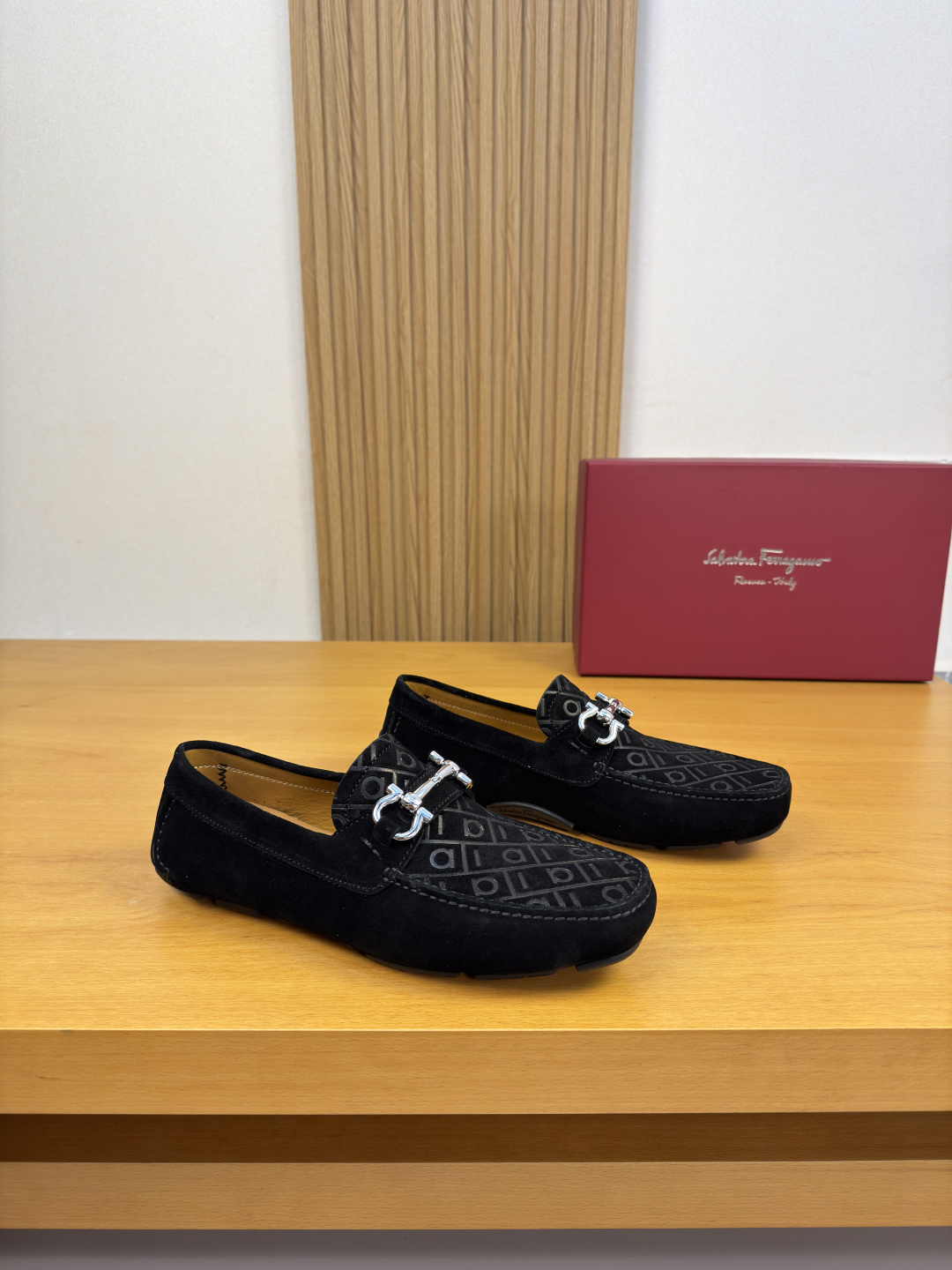 NO:930118,[Ferragamo] Ferragamo - High-end quality original single formal leather shoes - Original suede calfskin upper, shoe leather. Suede calfskin air compressor brand totem, brand metal fastener cross-arm decoration - Water-dyed cowhide lining - Ultra-light TPR rubber outsole; molded outsole - Ultra-high quality control, fine workmanship highlighted (high-end, luxury, grade) -Size  39-44 (38, 45, 46, can be customized)·FE0231,,ferragamo,ferragamo,cowhide19860909【 Ferragamo】菲拉格慕 -高端品质 原单·正装皮鞋 -鞋面原版反绒小牛皮、鞋丹.反绒小牛皮空压品牌图腾、品牌金属扣件横担装饰 -内里水染牛皮 -大底超轻TPR橡胶；成型大底 -超高品控·做工精细凸显(高端·贵气·档次) -Size 39-44（38,45,46,可订做)·FE0231,,ferragamo,ferragamo,cowhide,Men's shoes